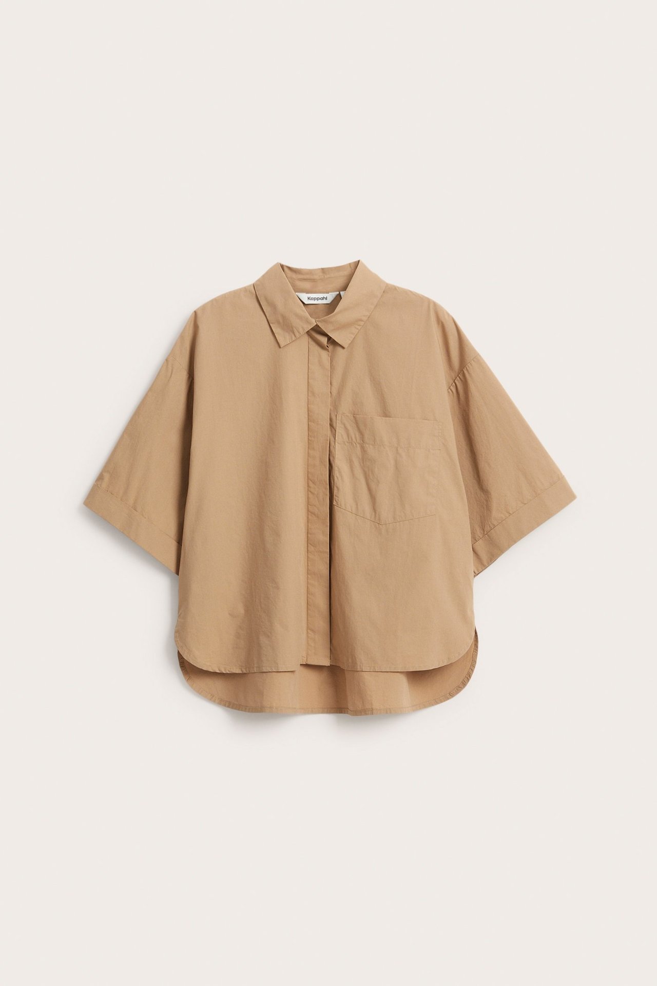 Frontbilde: beige kortermet skjorte i bomullspoplin med skjult knapping, brystlomme og high-low-kant.