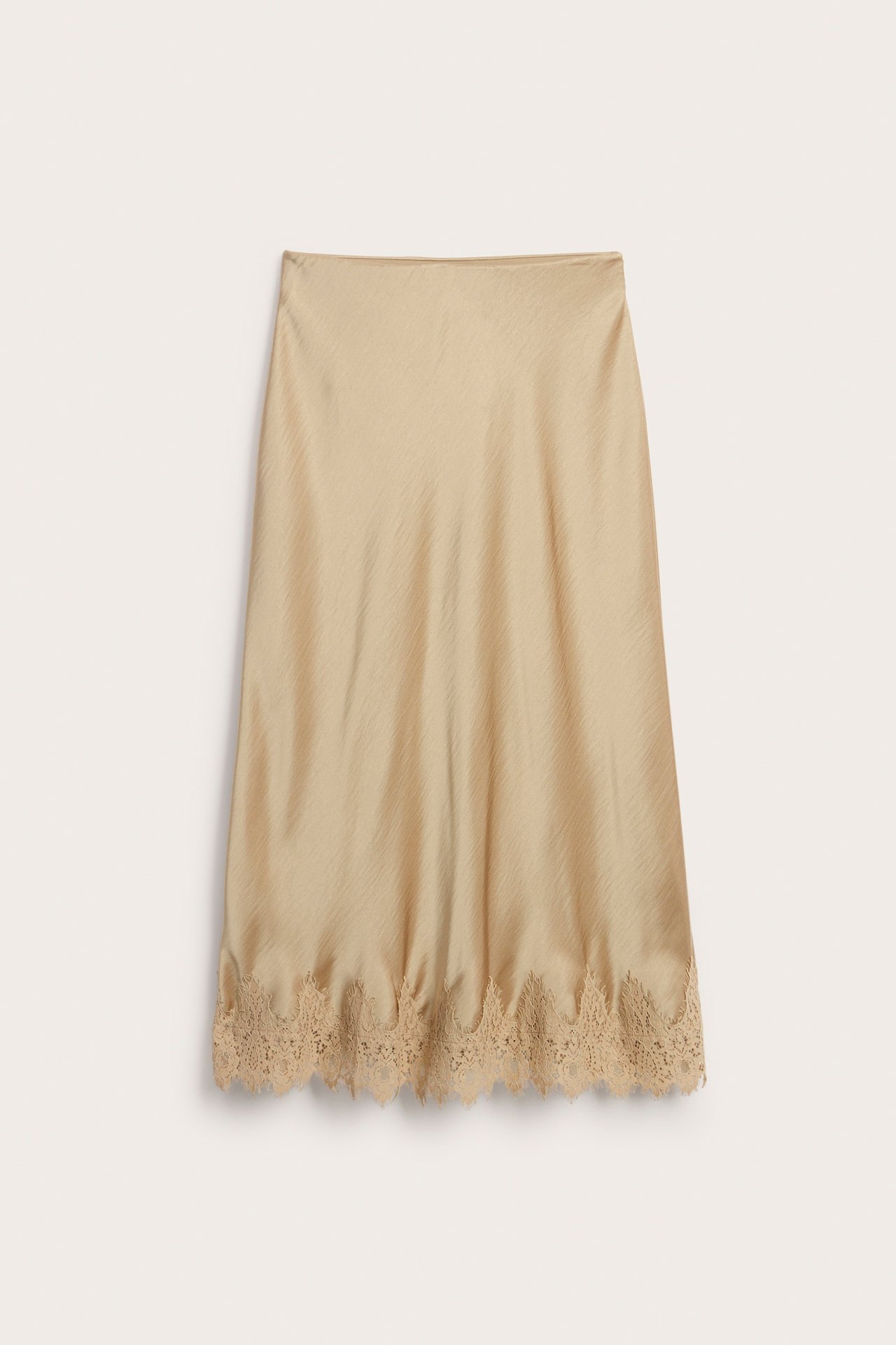 Widok z przodu: jasnobrązowa satynowa spódnica z elastycznym pasem i koronkową lamówką u dołu.