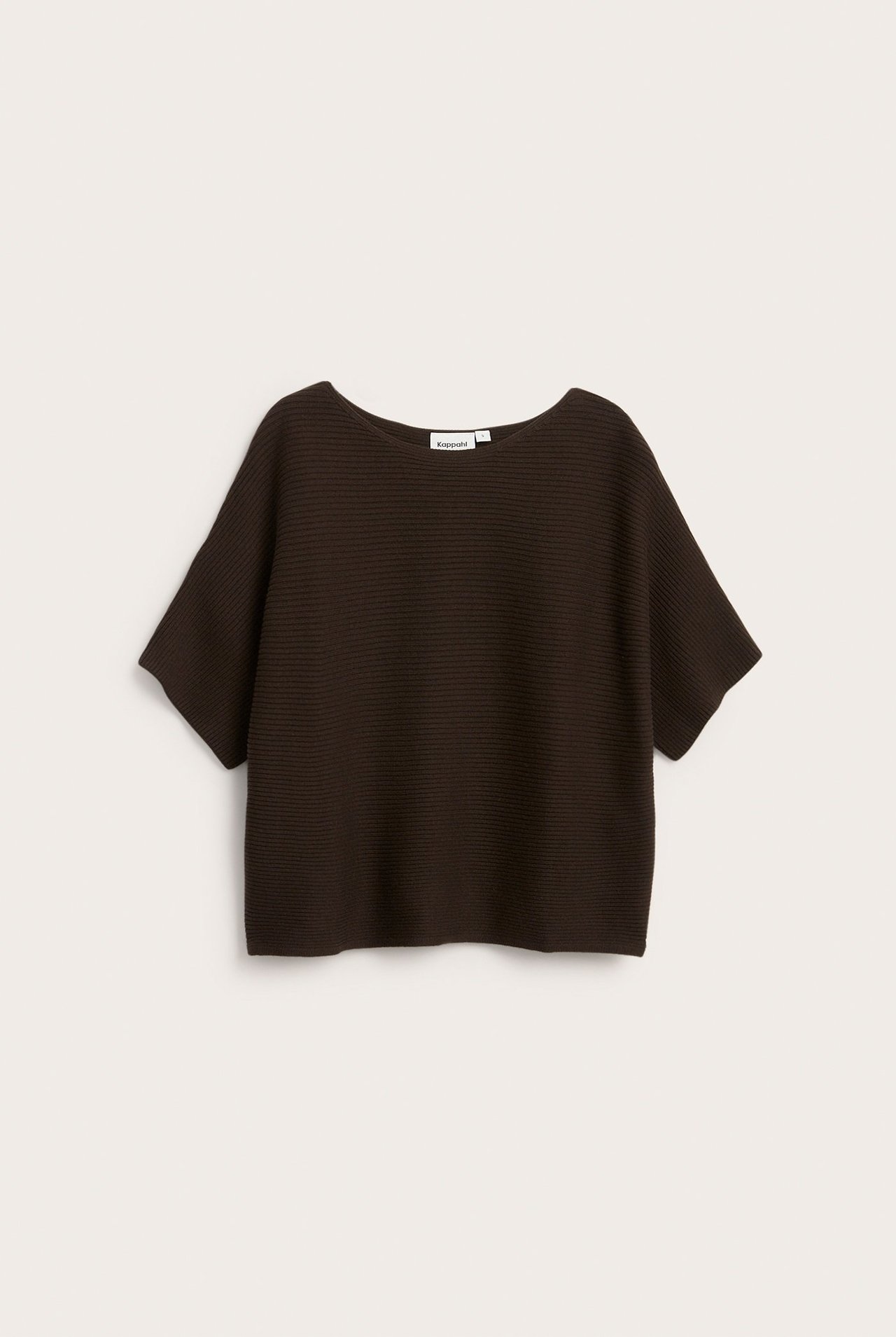 Edestä kuvattu tummanruskea ribbineulepaita, jossa venekaulus ja lyhyet, leveät hihat.