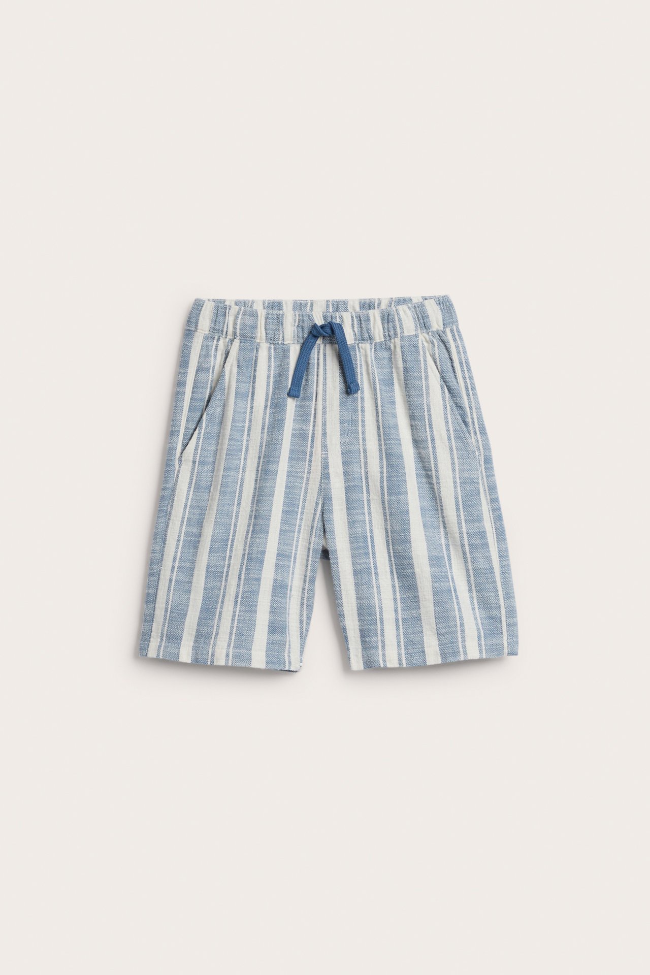 Widok z przodu: bawełniane szorty w niebiesko-białe paski, elastyczna talia, niebieski sznurek.