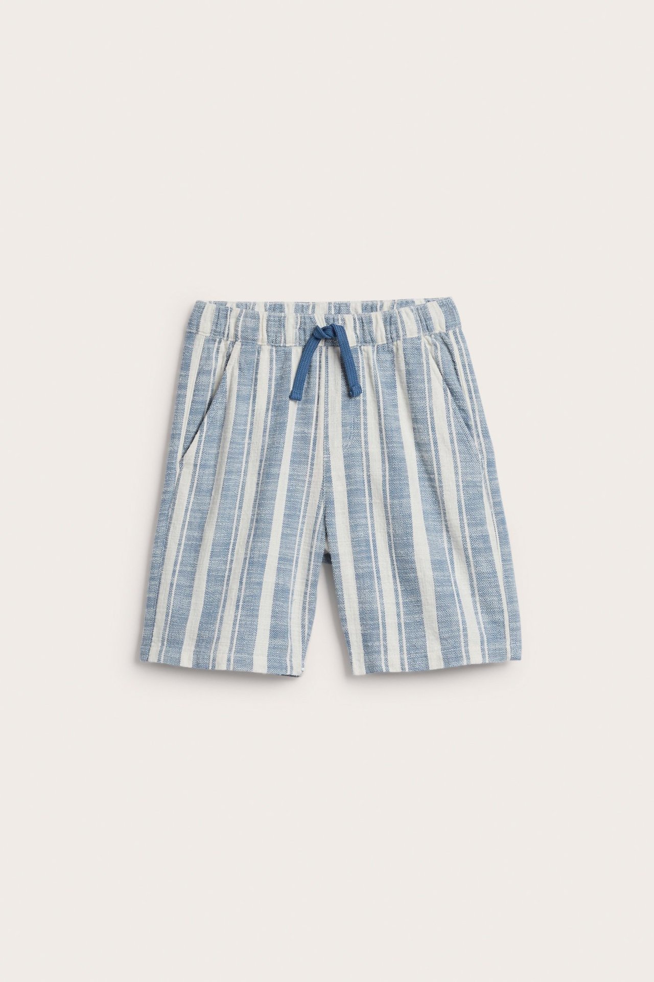 Widok z przodu: bawełniane szorty w niebiesko-białe paski, elastyczna talia, niebieski sznurek.