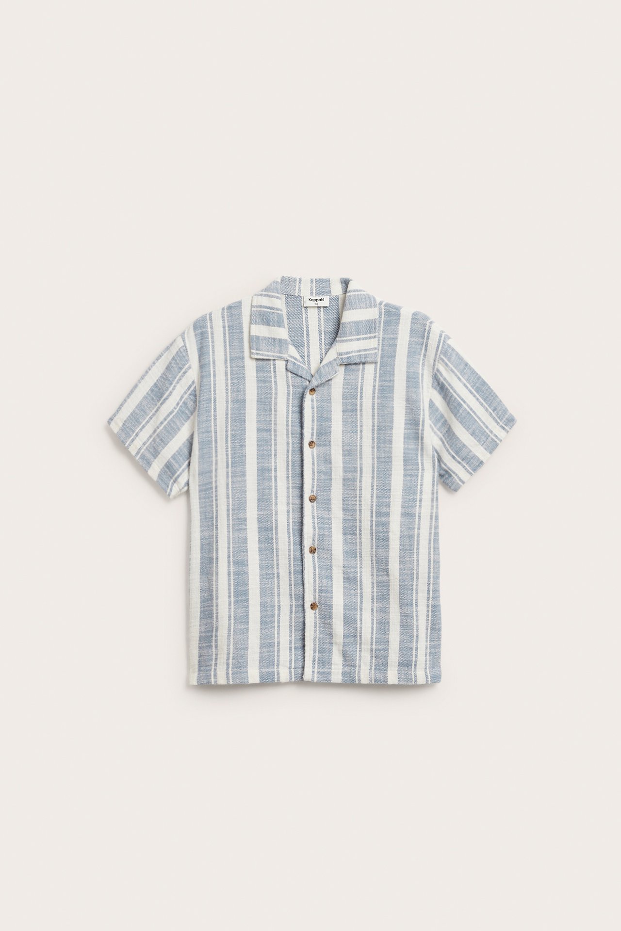 Widok z przodu: dziecięca, niebiesko-biała, w paski, bawełniana koszula z krótkim rękawem, kołnierzem resort i brązowymi guzikami.