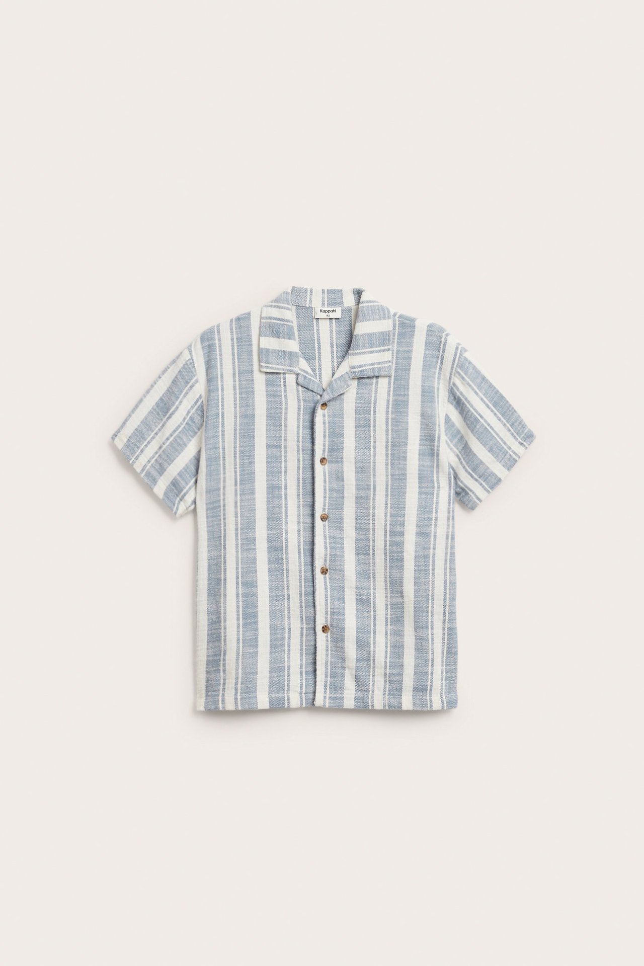 Widok z przodu: dziecięca, niebiesko-biała, w paski, bawełniana koszula z krótkim rękawem, kołnierzem resort i brązowymi guzikami.