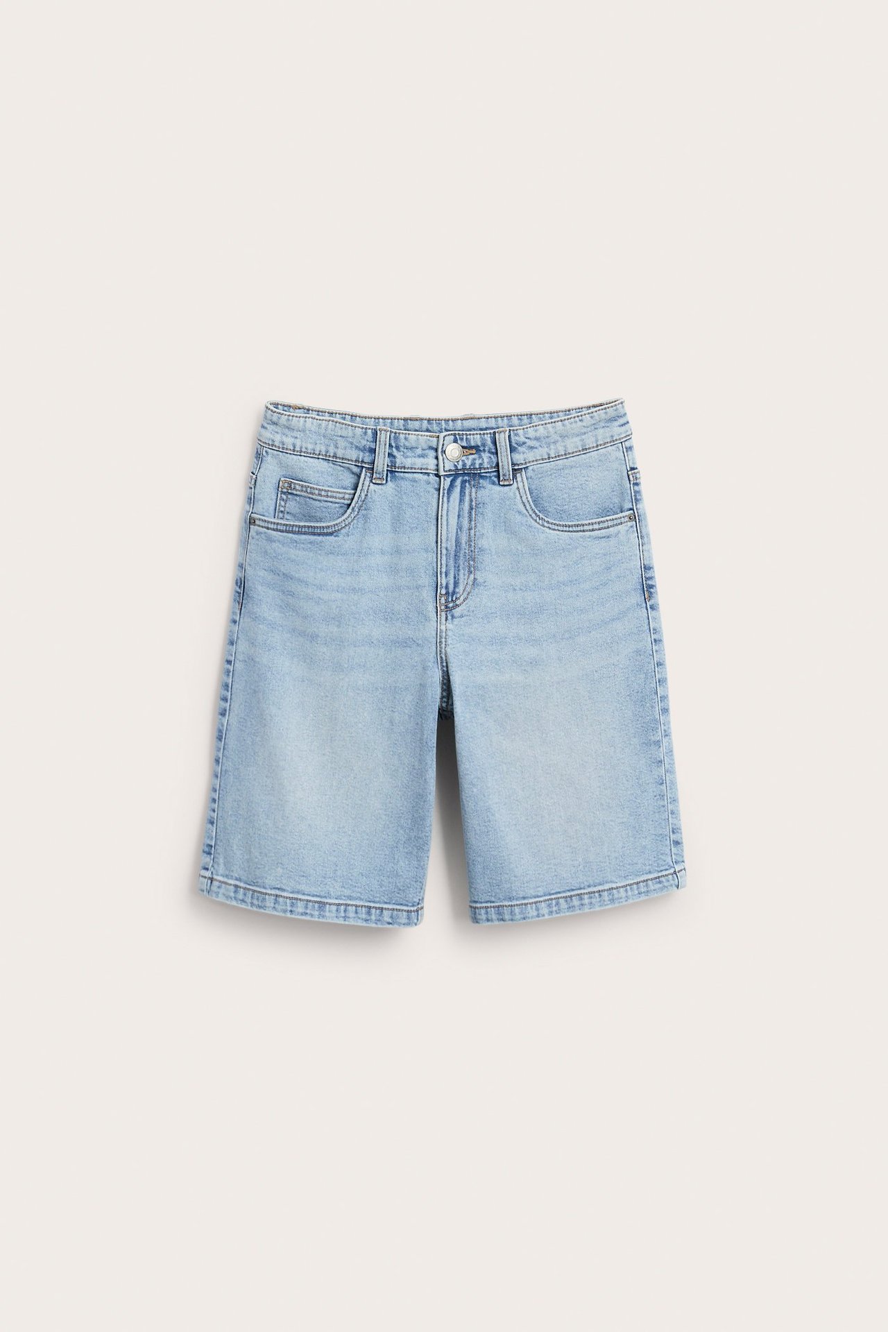 Frontvisning av lyseblå denim bermudashorts for barn med knappelukking og frontlommer.