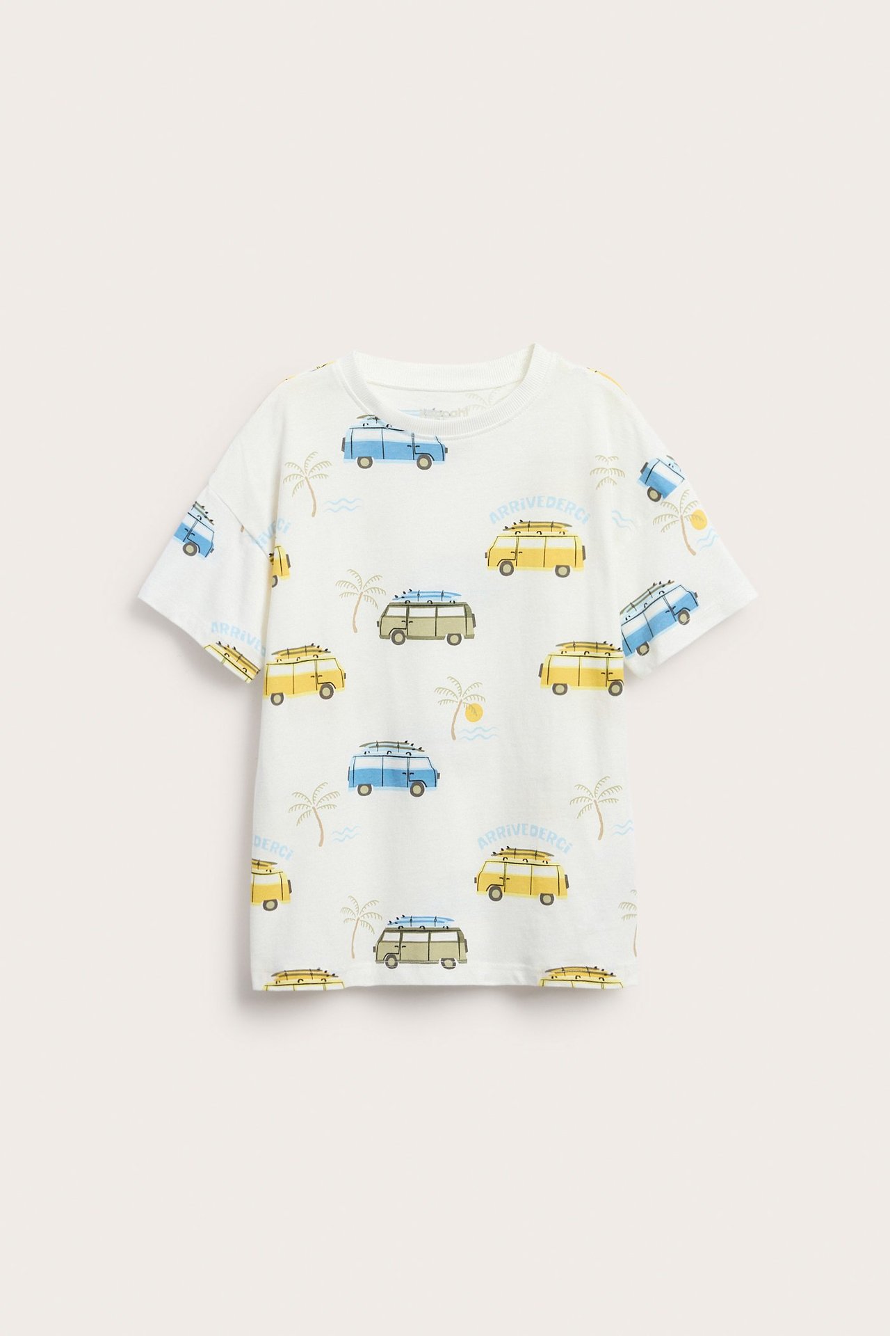 Widok z przodu: dziecięca koszulka z bawełny ecru z nadrukiem samochodów surfingowych i palm.