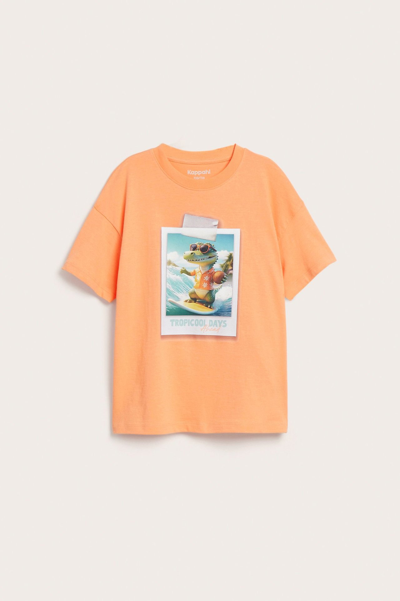 Framifrån: Orange t-shirt i bomull för barn med tryck av en surfande krokodil.
