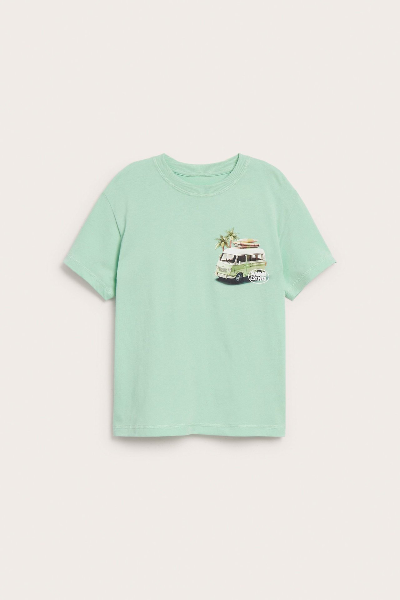 Widok z przodu: miętowy bawełniany T-shirt oversize dla dzieci z nadrukiem furgonetki i palm na piersi.