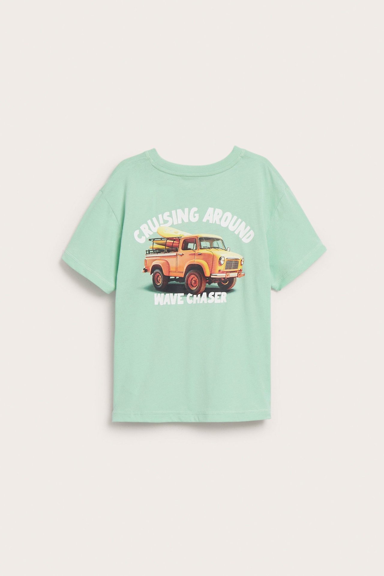 Vihreä, oversized lasten puuvillainen t-paita takaa kuvattuna, jossa iso oranssi vintage-pakettiautopainatus.