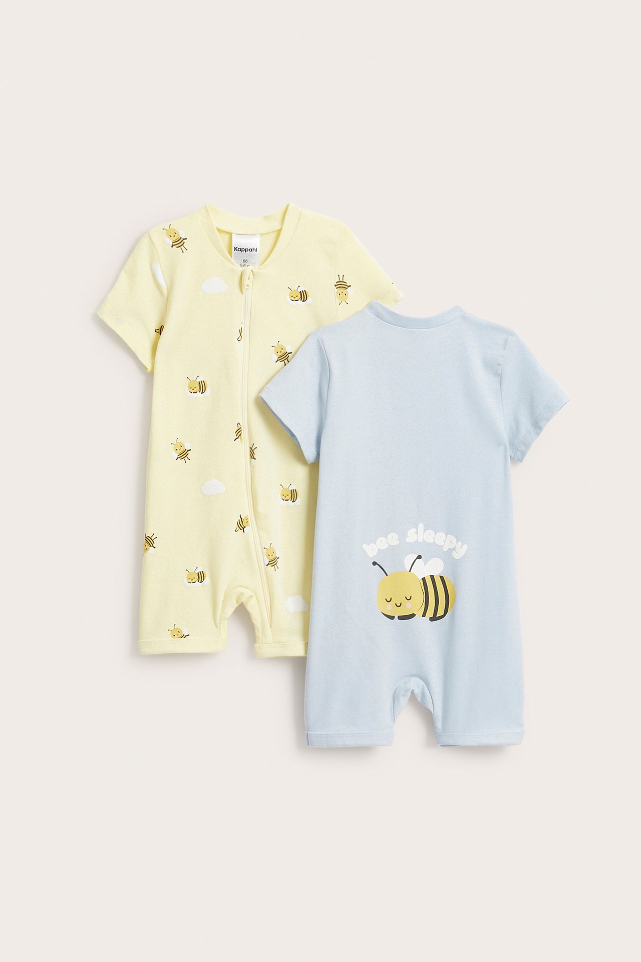 Frontvy av två kortärmade babyrompers: gul med bin och dragkedja, blå med sovande bi.