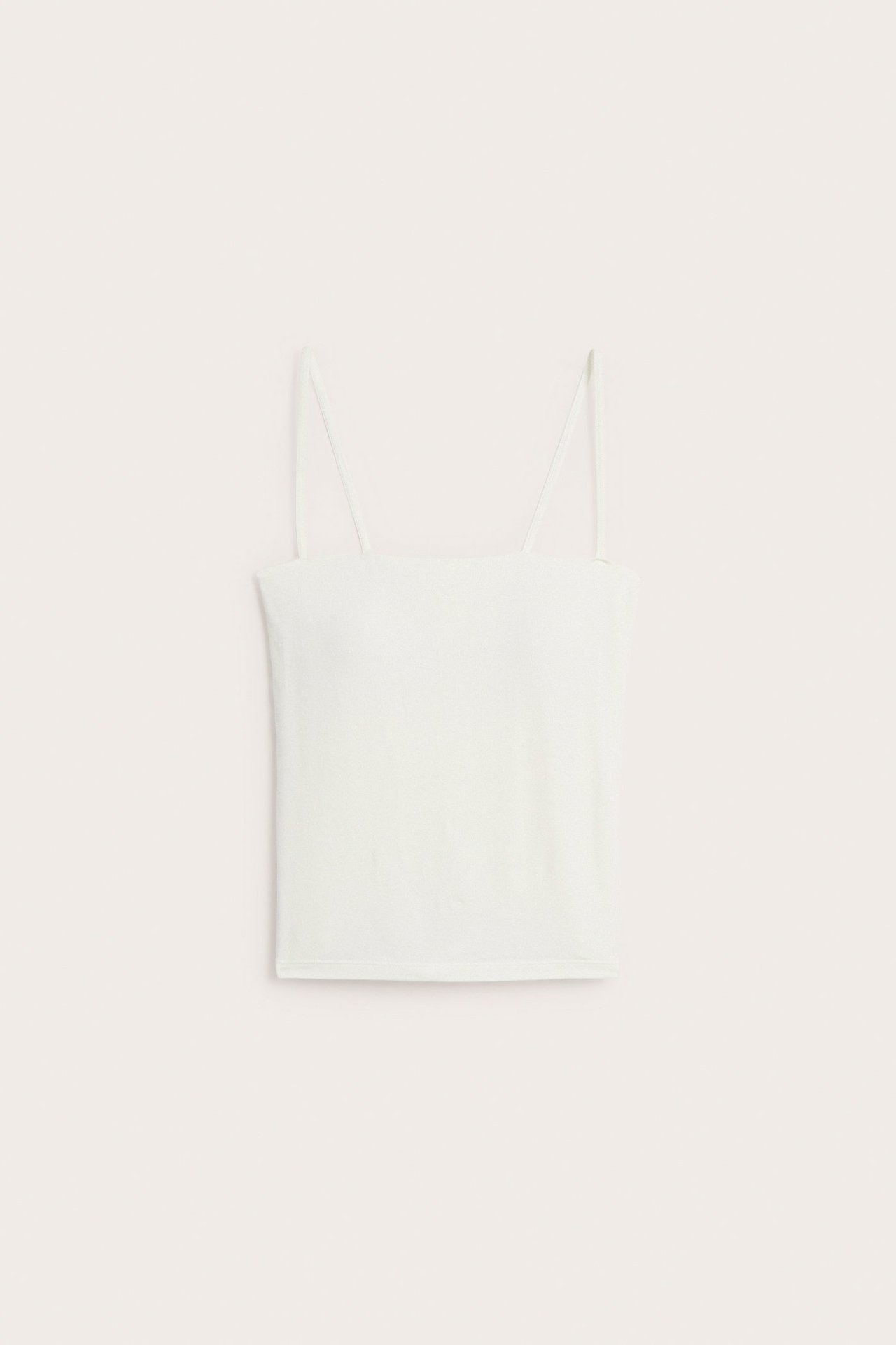 Widok z przodu: kremowy top lyocell z wbudowanym biustonoszem i regulowanymi ramiączkami.