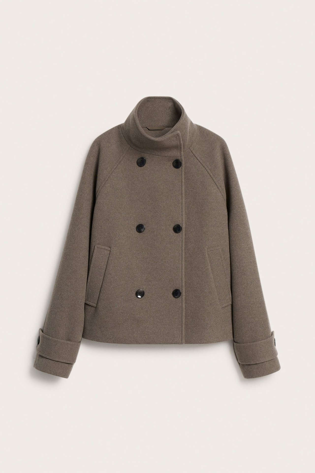 Forfra, kort, melert brun, dobbeltspent jakke med høy krage og mørke knapper.
