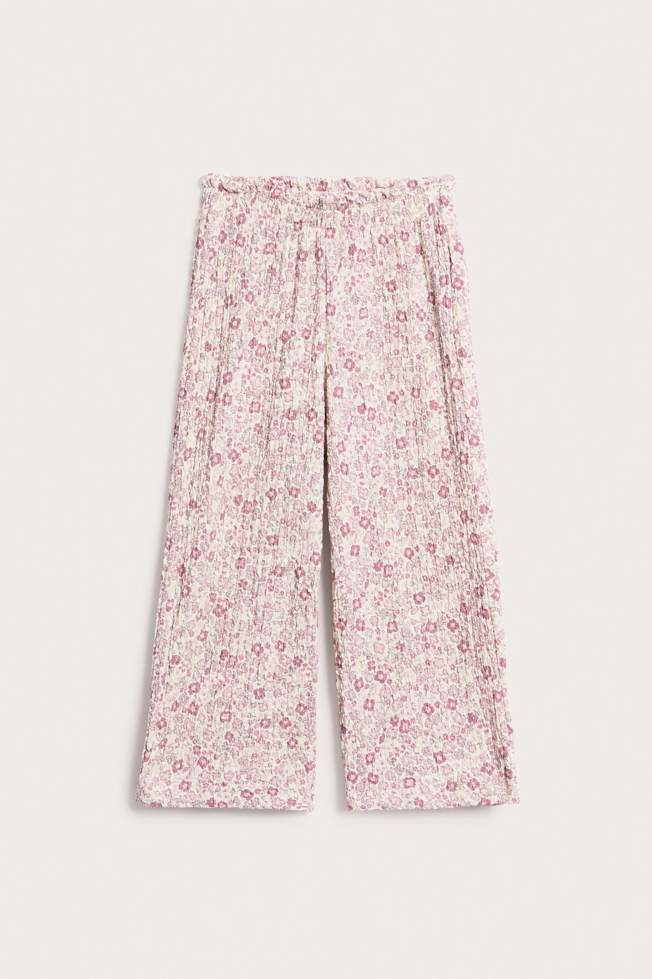 Widok z przodu: ecru strukturalne culottes z różowym wzorem kwiatowym, elastycznym pasem i szerokimi nogawkami.
