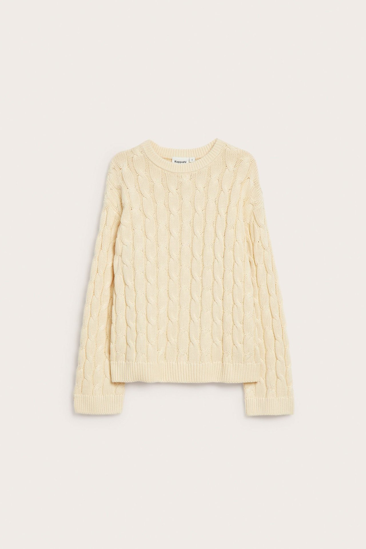 Frontvisning av en lys gul kabelstrikket bomullsgenser med rund hals.