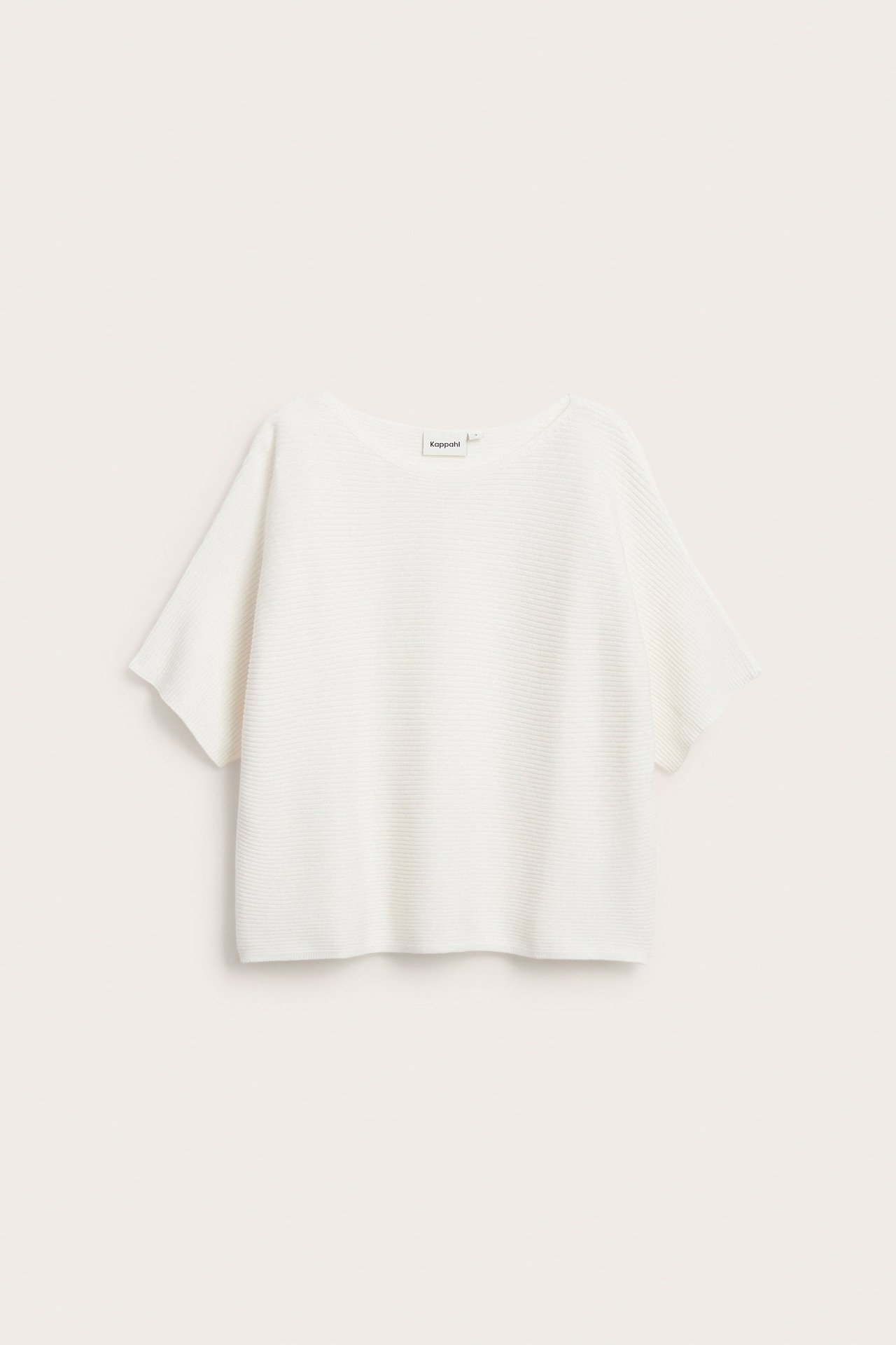 Edestä naisten valkoinen ribbineulepusero, jossa lyhyet, leveät hihat ja venekaula.