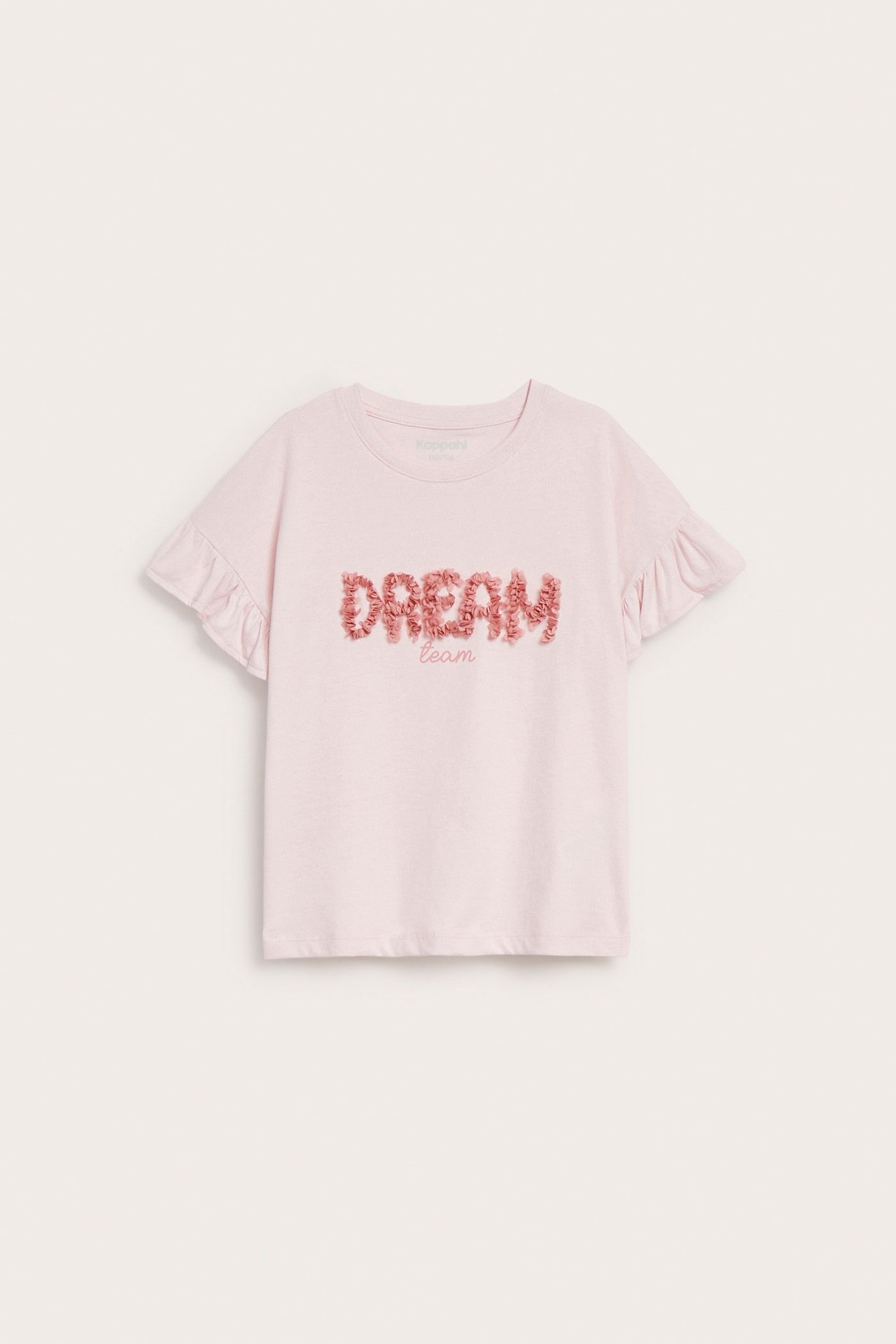 Frontvy av en ljusrosa barntröja med volangärmar och en 3D-meshapplikation med texten "DREAM team".