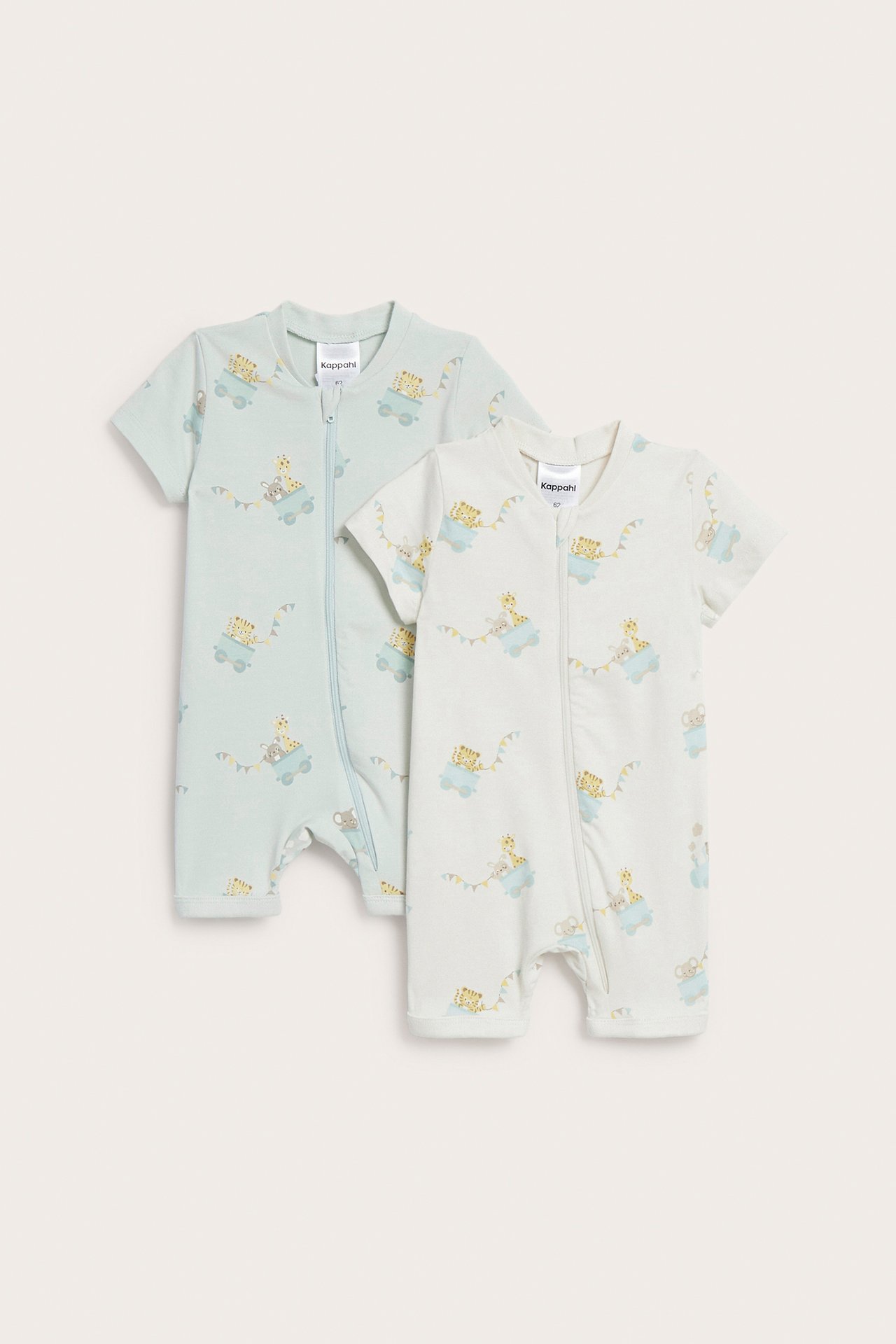 Framsida av två kortärmade babyrompers: en offwhite och en ljusgrön med djurmönster, 2-vägsdragkedja.