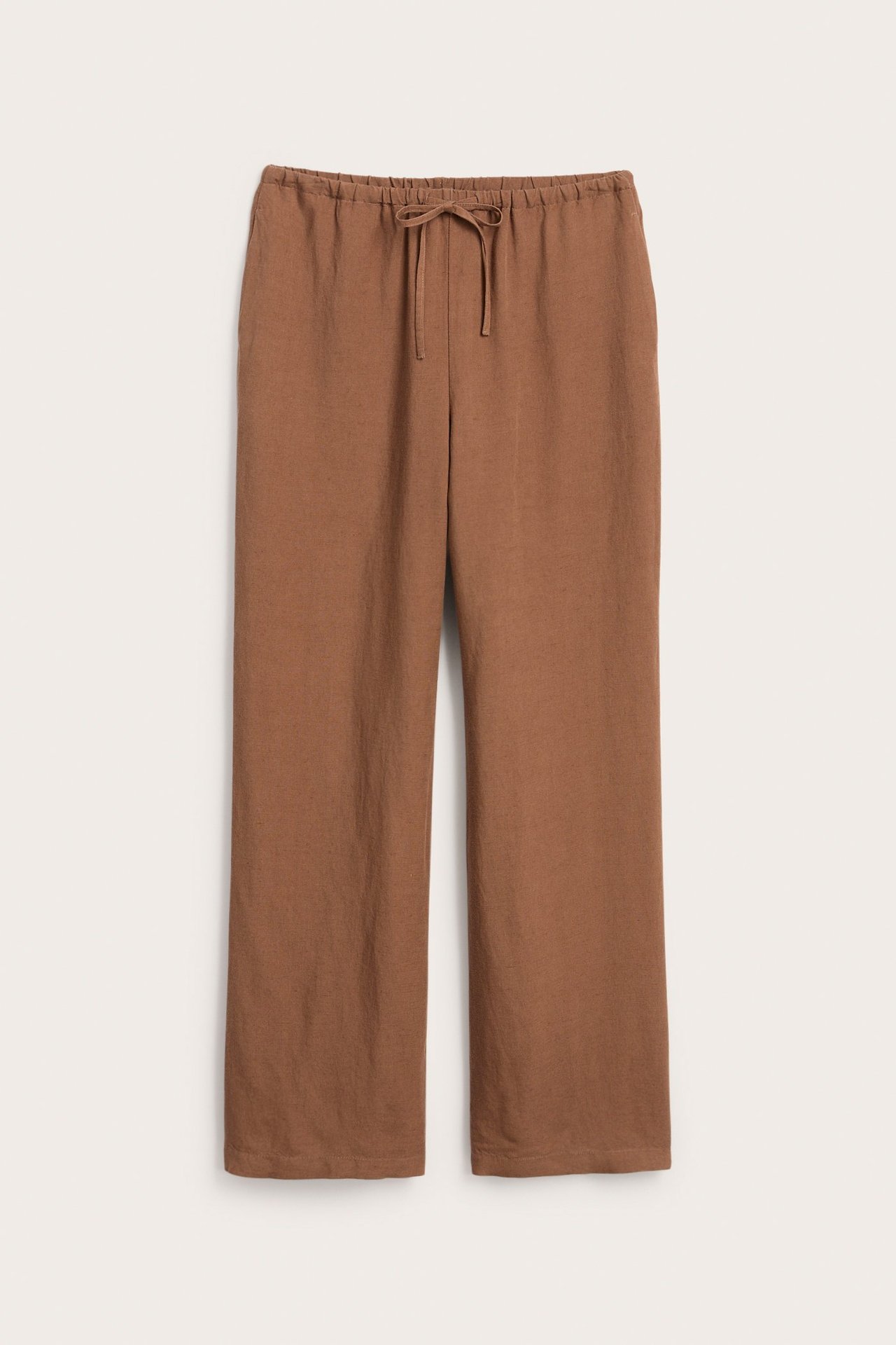 Framsida av bruna raka linnebyxor med dragsko i midjan.