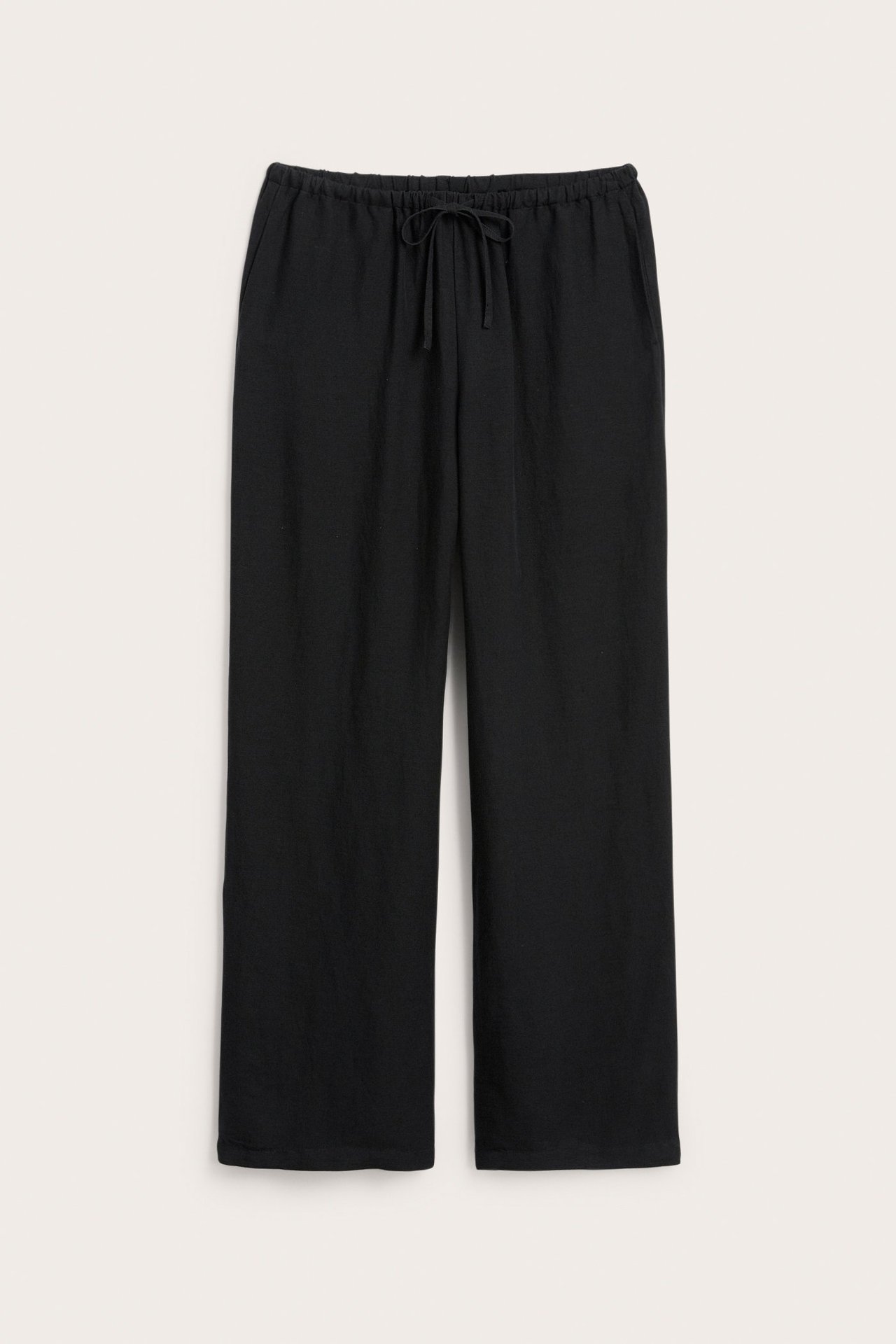 Frontvy av svarta byxor i linnemix med raka ben och dragsko i midjan.