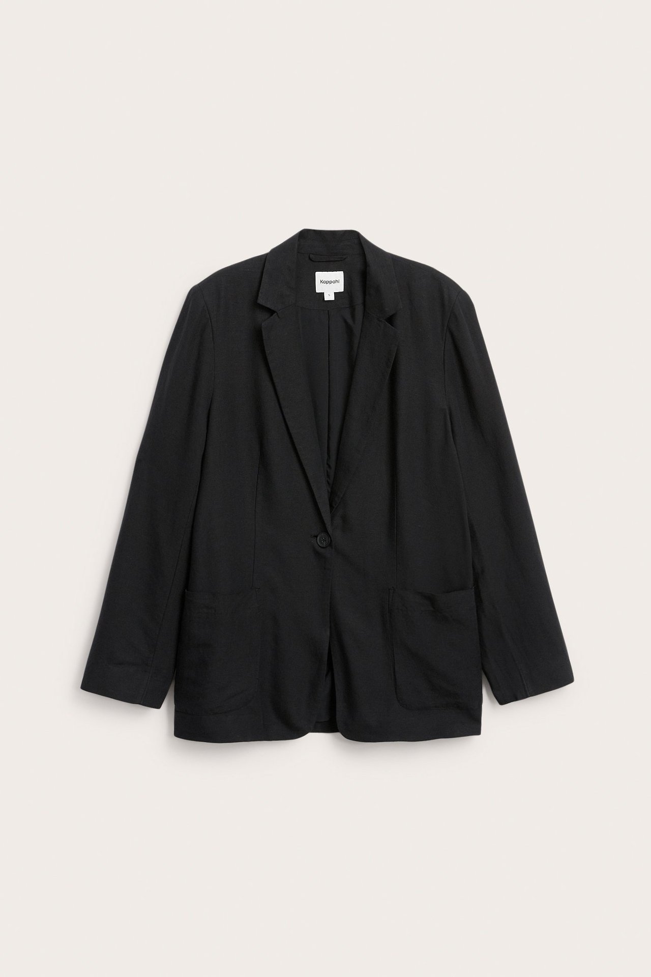 Widok z przodu: czarna, luźna marynarka z lnu, z jednym guzikiem i dwoma naszywanymi kieszeniami.