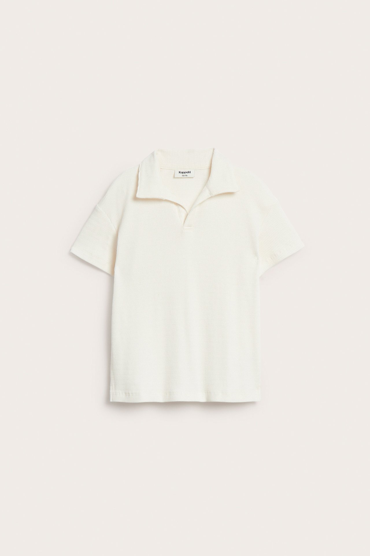 Dziecięca koszulka polo, off-white, strukturalna bawełna, krótki rękaw, kołnierz V-neck. Widok z przodu.
