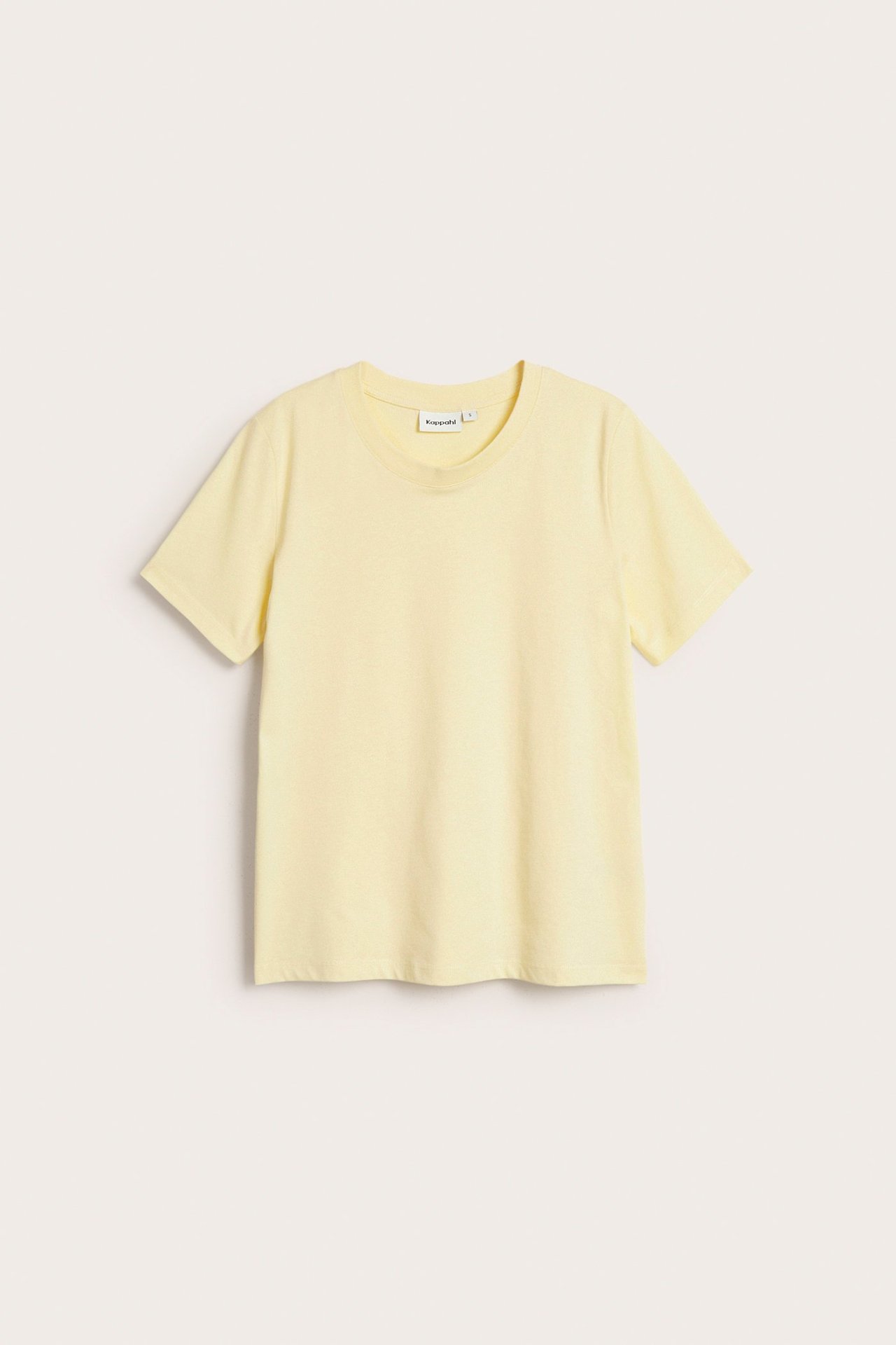 Framifrån, en enfärgad ljusgul T-shirt i bomull med rak passform och korta ärmar.