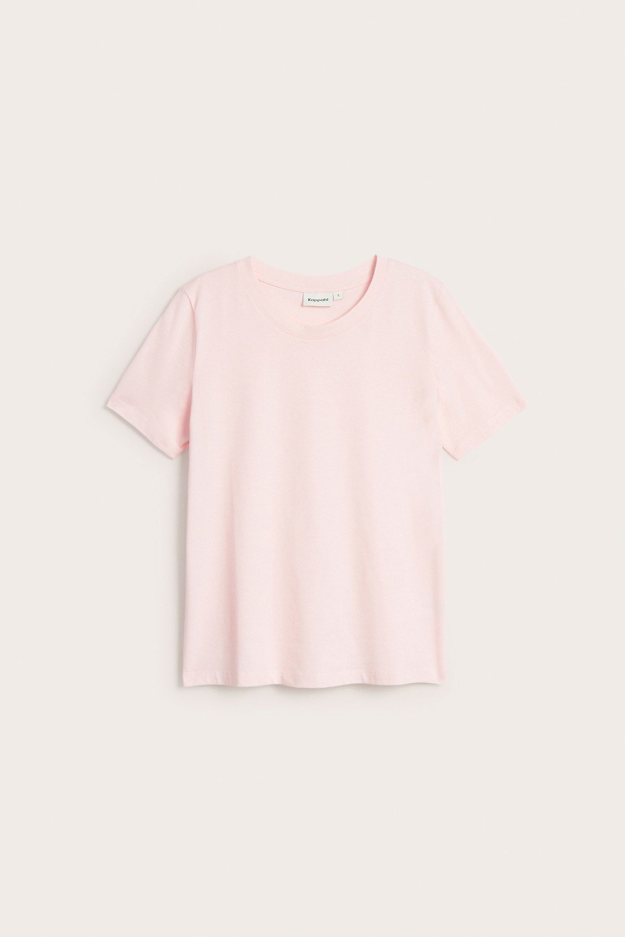 Framsida, plattlagd, av en ljusrosa kortärmad T-shirt i bomull med rak passform och rund hals.
