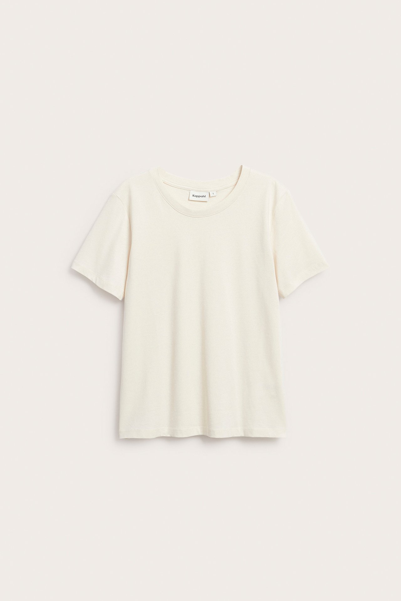 Forfra, en offwhite T-skjorte i bomull med rett passform og korte ermer.