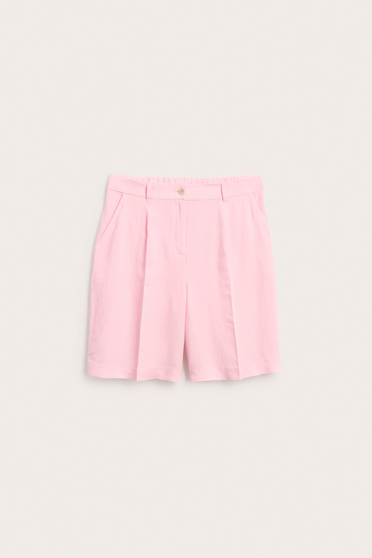 Frontbilde av rosa linblanding-shorts med pressfolder, elastisk midje bak og en frontknapp.