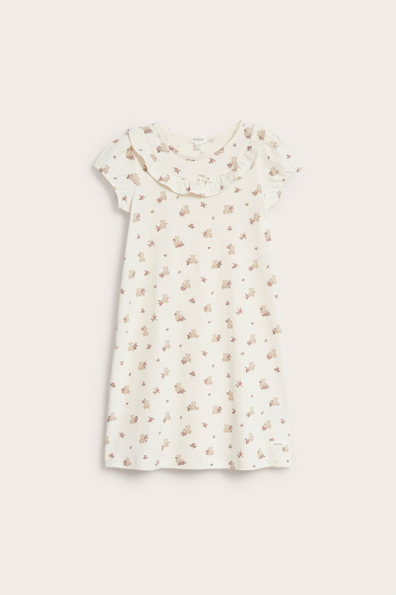 Widok z przodu: Ecru bawełniana koszula nocna z falbankowym kołnierzem, krótkimi rękawami i wzorem w misie i róże.