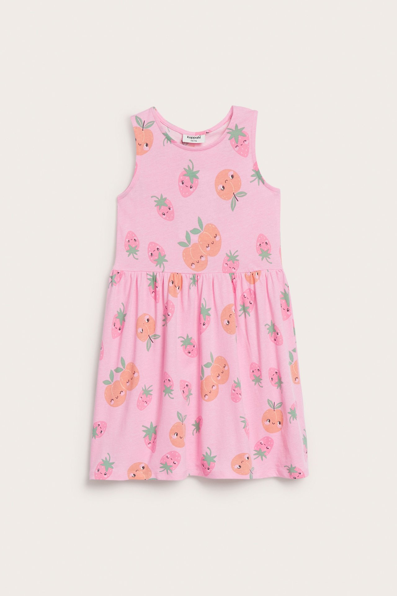 Widok z przodu, jasnoróżowa bawełniana sukienka dziecięca z wzorem brzoskwiń i truskawek.
