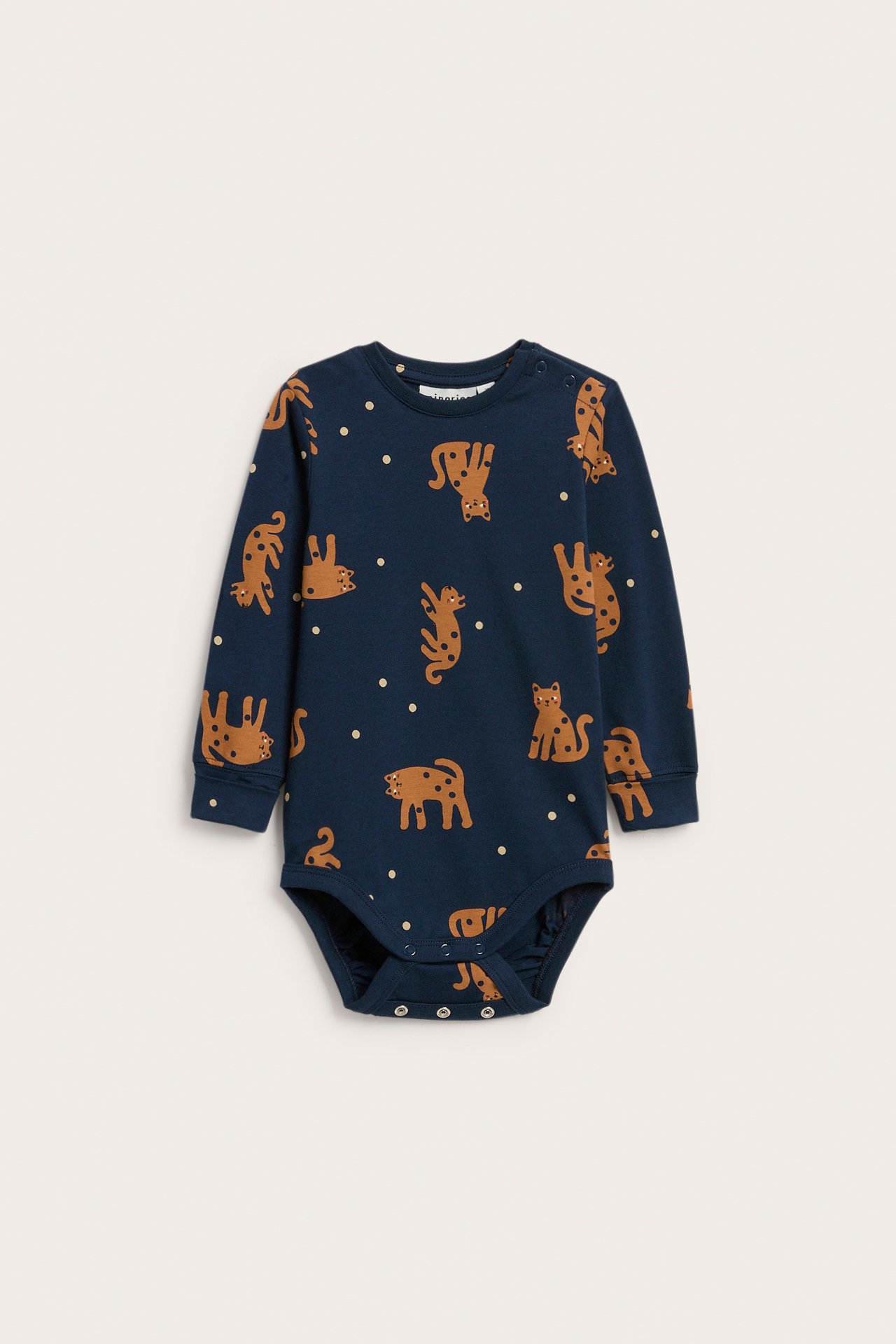Forfra mørkeblå ribbet babybody med brunt dyremønster og trykknapper.
