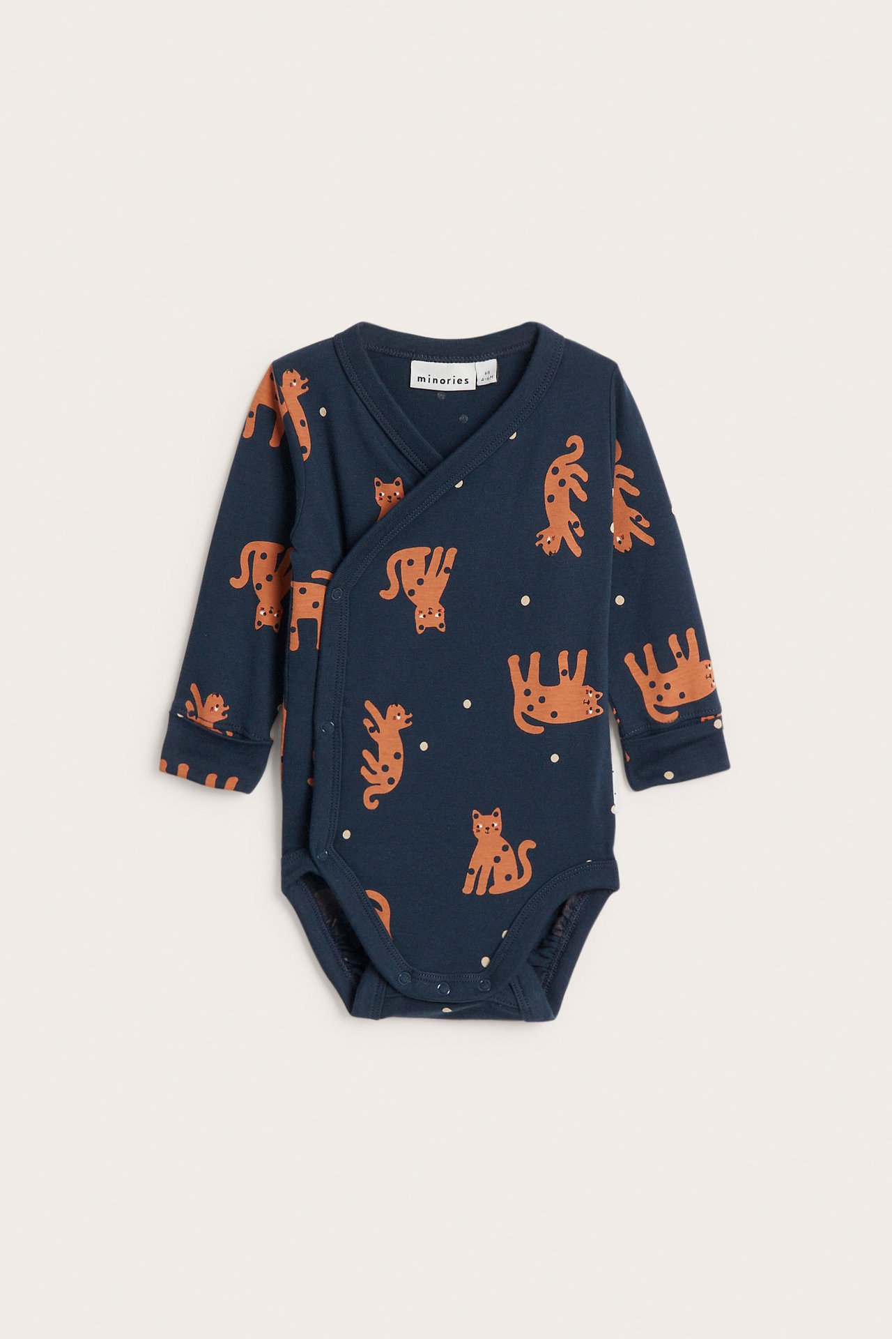 Przód, ciemnoniebieskie prążkowane body niemowlęce w pomarańczowy wzór, kopertowe z zatrzaskami.