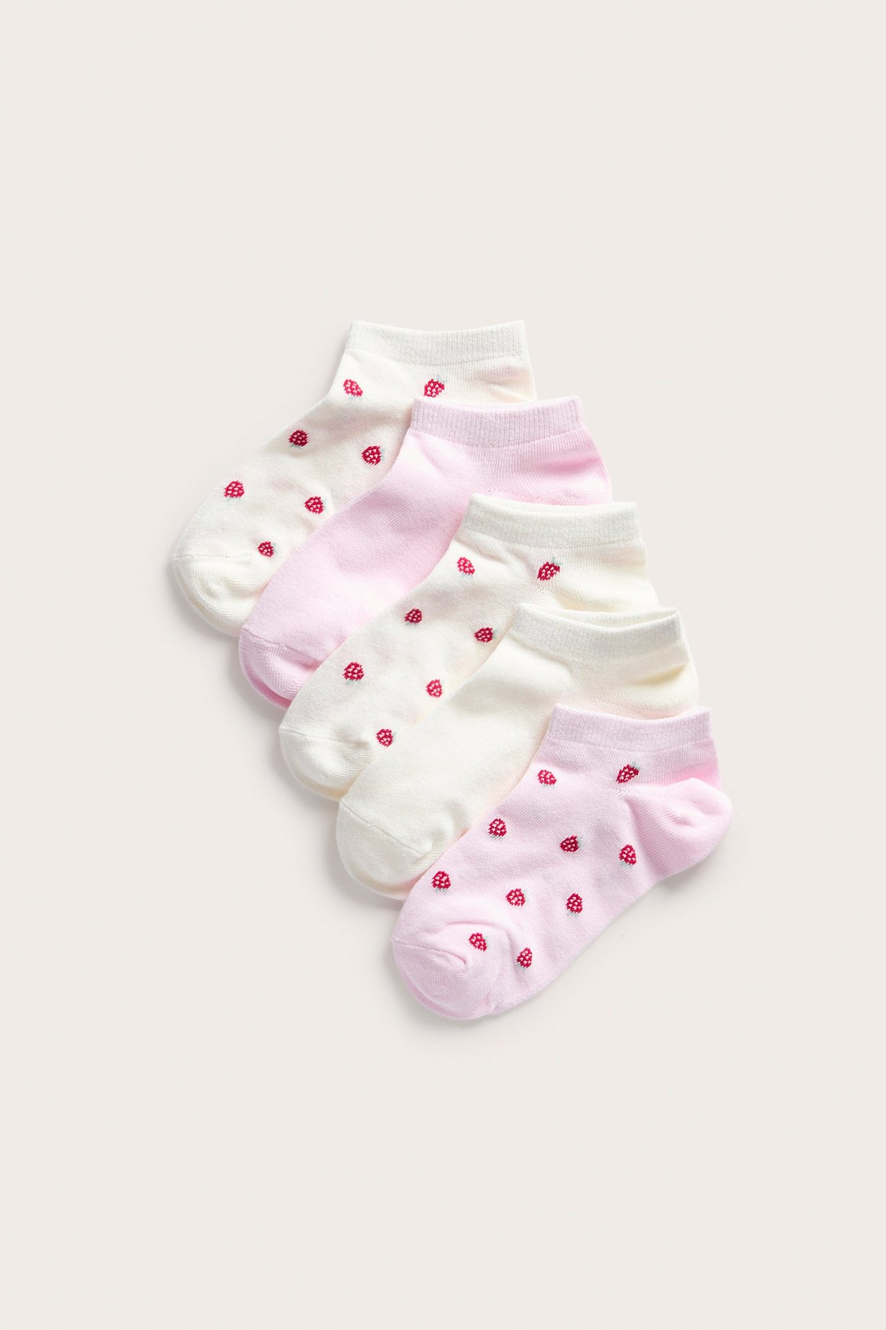 Edestä näkymä 5 parin vaaleanpunaisista ja luonnonvalkoisista nilkkasukista punaisilla mansikkakuvioilla.
