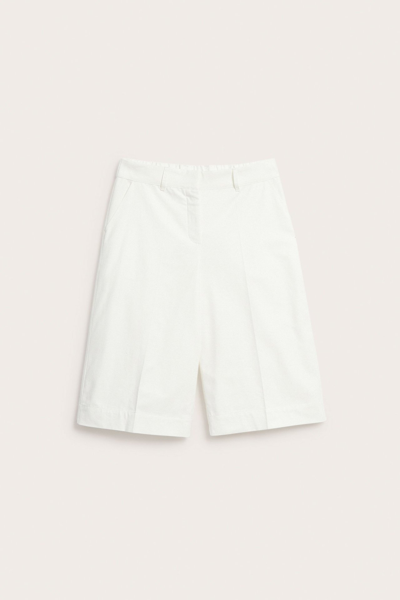 Forfra av hvite Bermudashorts i bomullslinblanding med sidelommer og beltehemper.