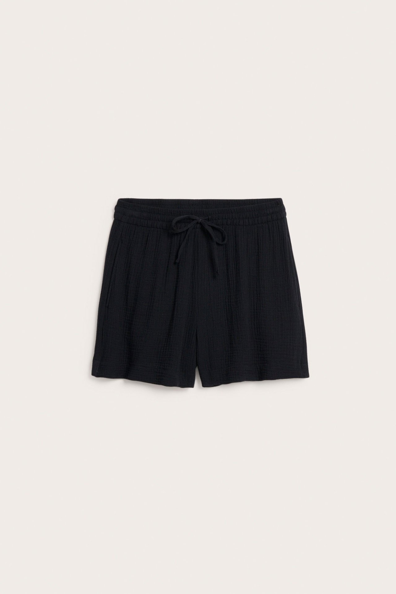 Frontvy av svarta pull-on shorts i strukturerad bomull med elastisk dragsko i midjan och sidfickor.