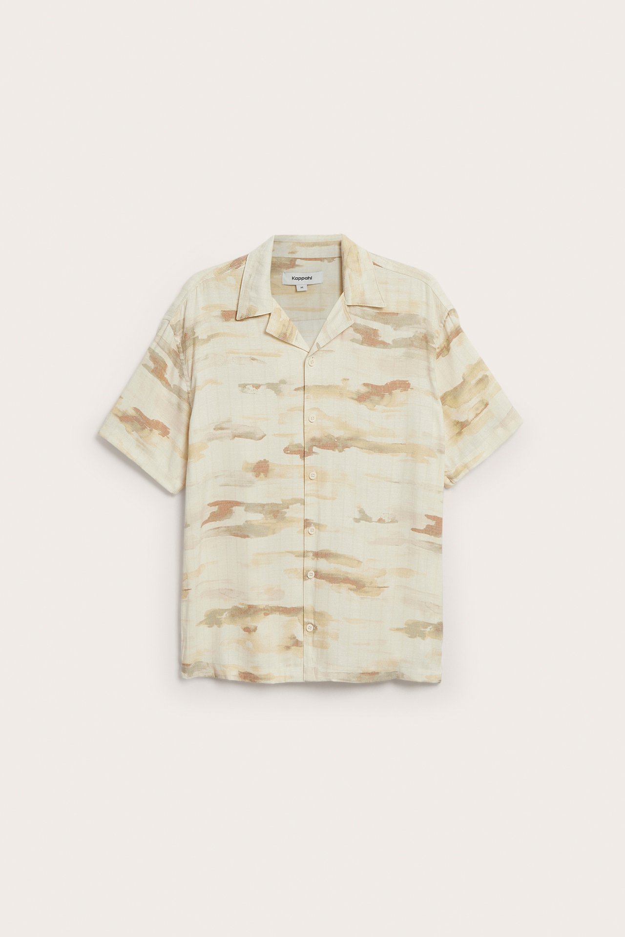 Framifrån: Herrskjorta i beige mönster, kort ärm, resortkrage och knappar.