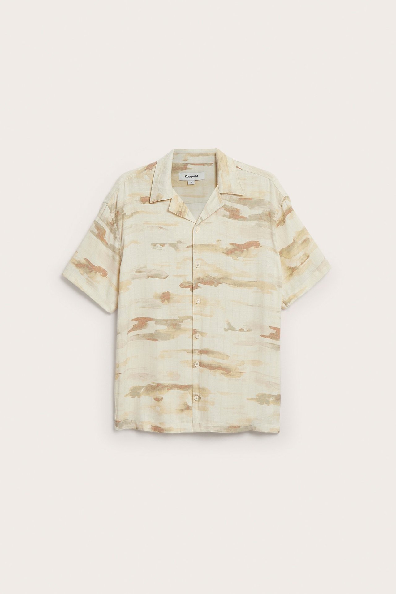 Framifrån: Herrskjorta i beige mönster, kort ärm, resortkrage och knappar.