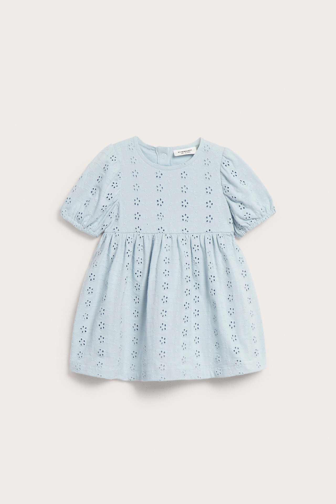Vaaleansininen broderie anglaise vauvan mekko, pöyhkeät hihat ja painonapit takana, edestä.