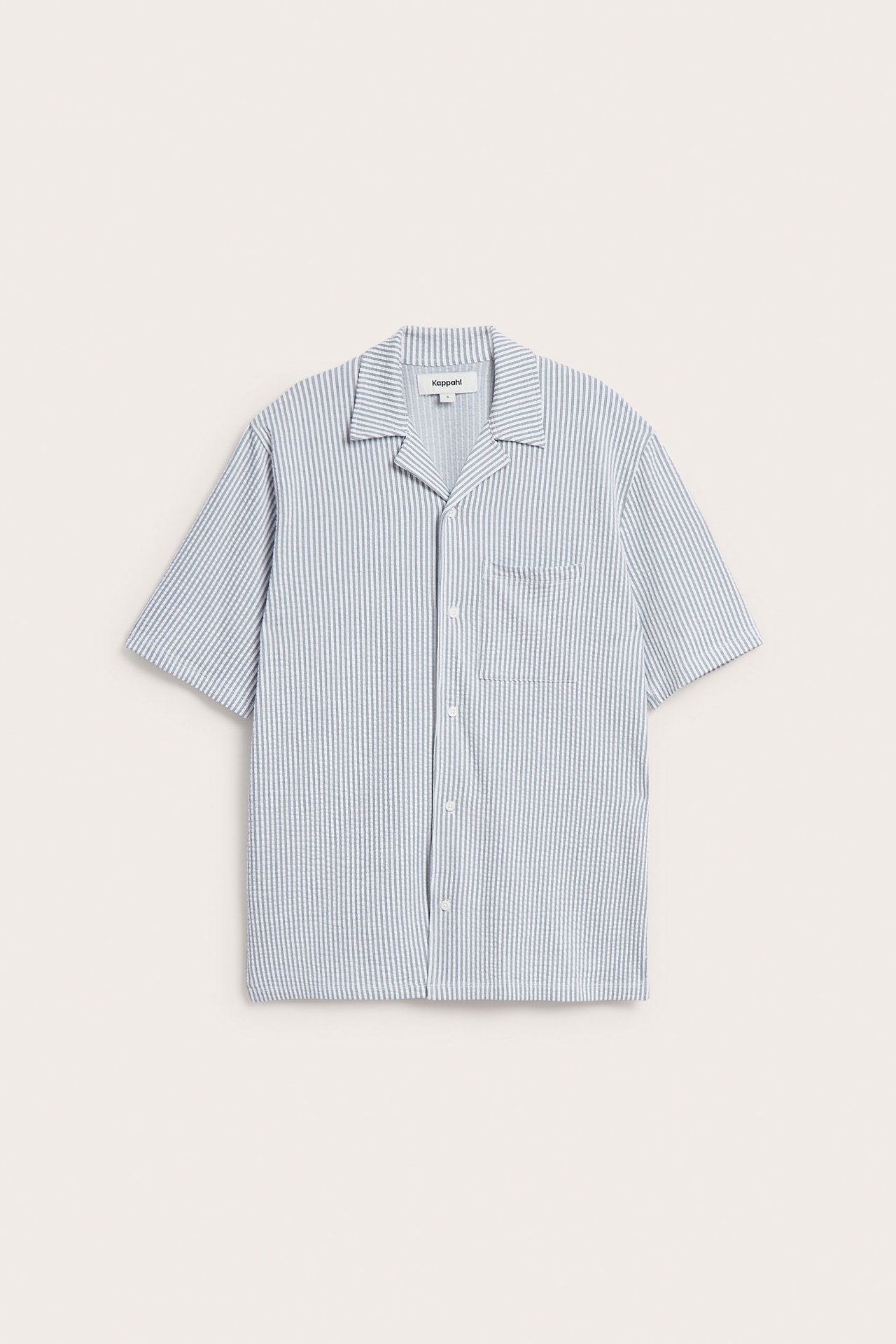 Front: Mørkeblå stripet seersucker herrepyjamasskjorte, kort erm, resortkrage, brystlomme.