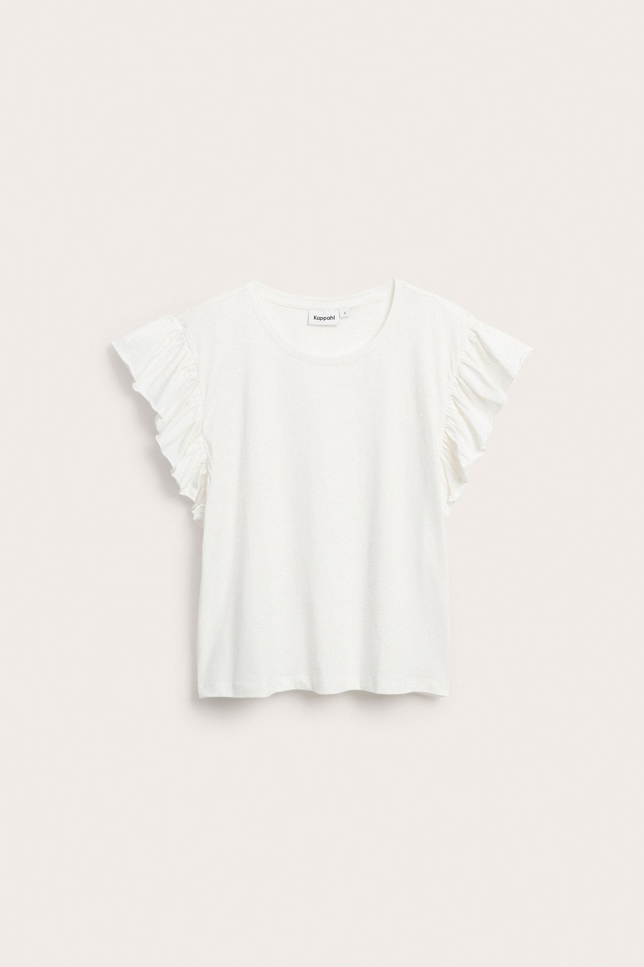 Framsida av en offwhite bomullsjerseytopp med korta volangärmar.