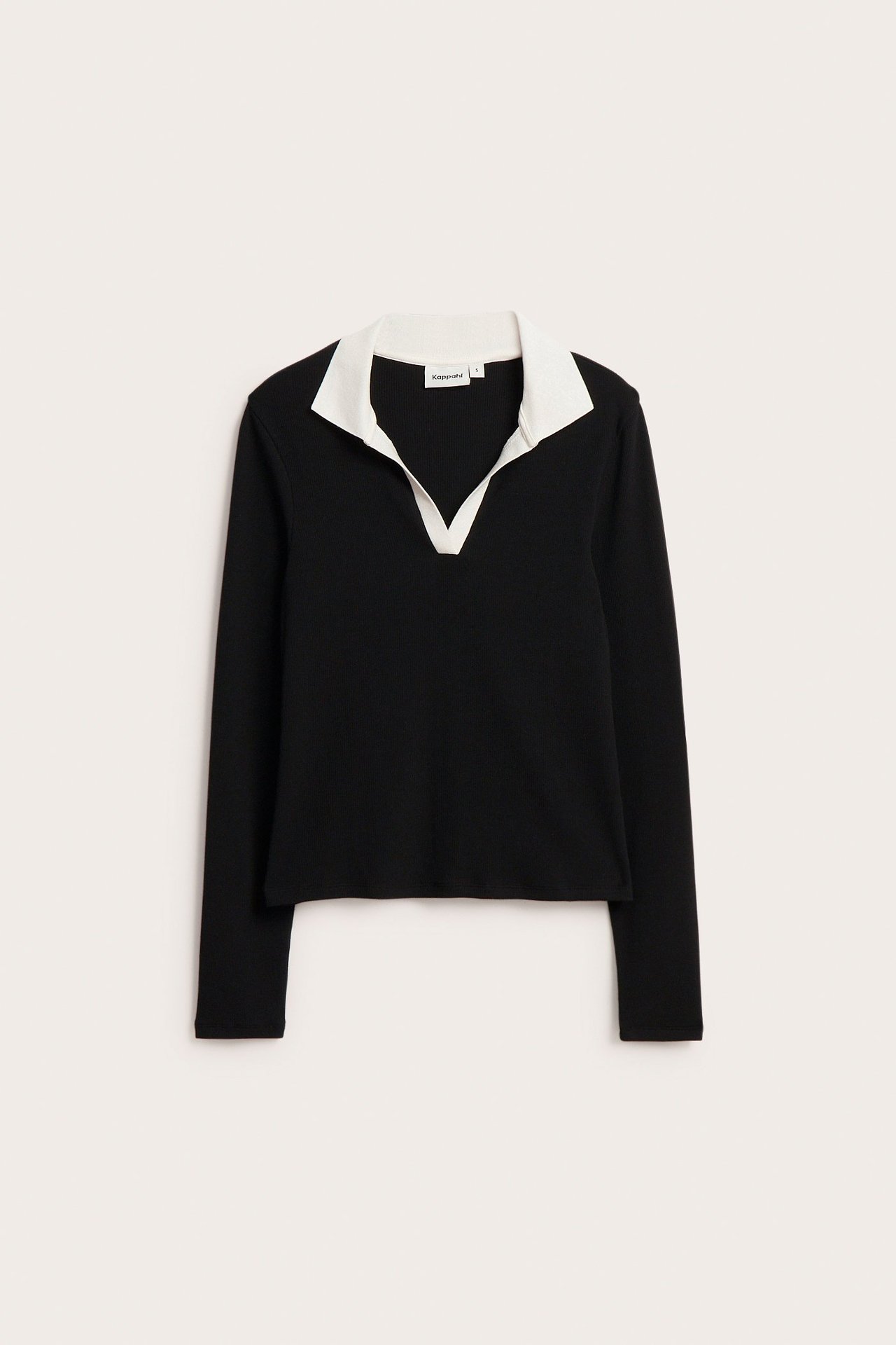 Edestä kuvattu istuva musta pitkähihainen toppi, jossa valkoinen kaulus ja avoin V-pääntie.