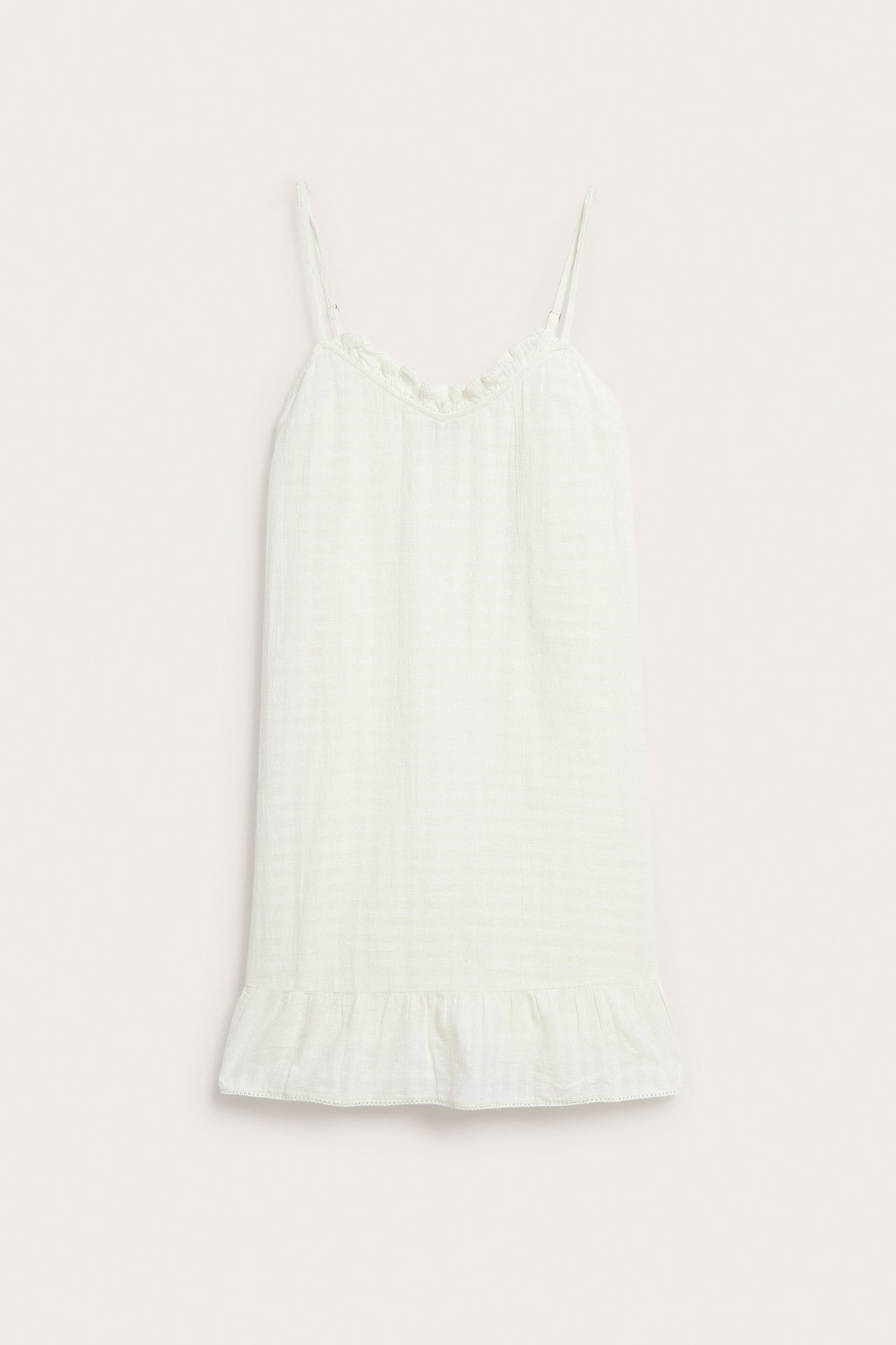 Edestä näkymä: Luonnonvalkoinen kuviollinen puuvillainen yömekko säädettävillä olkaimilla ja röyhelöillä.