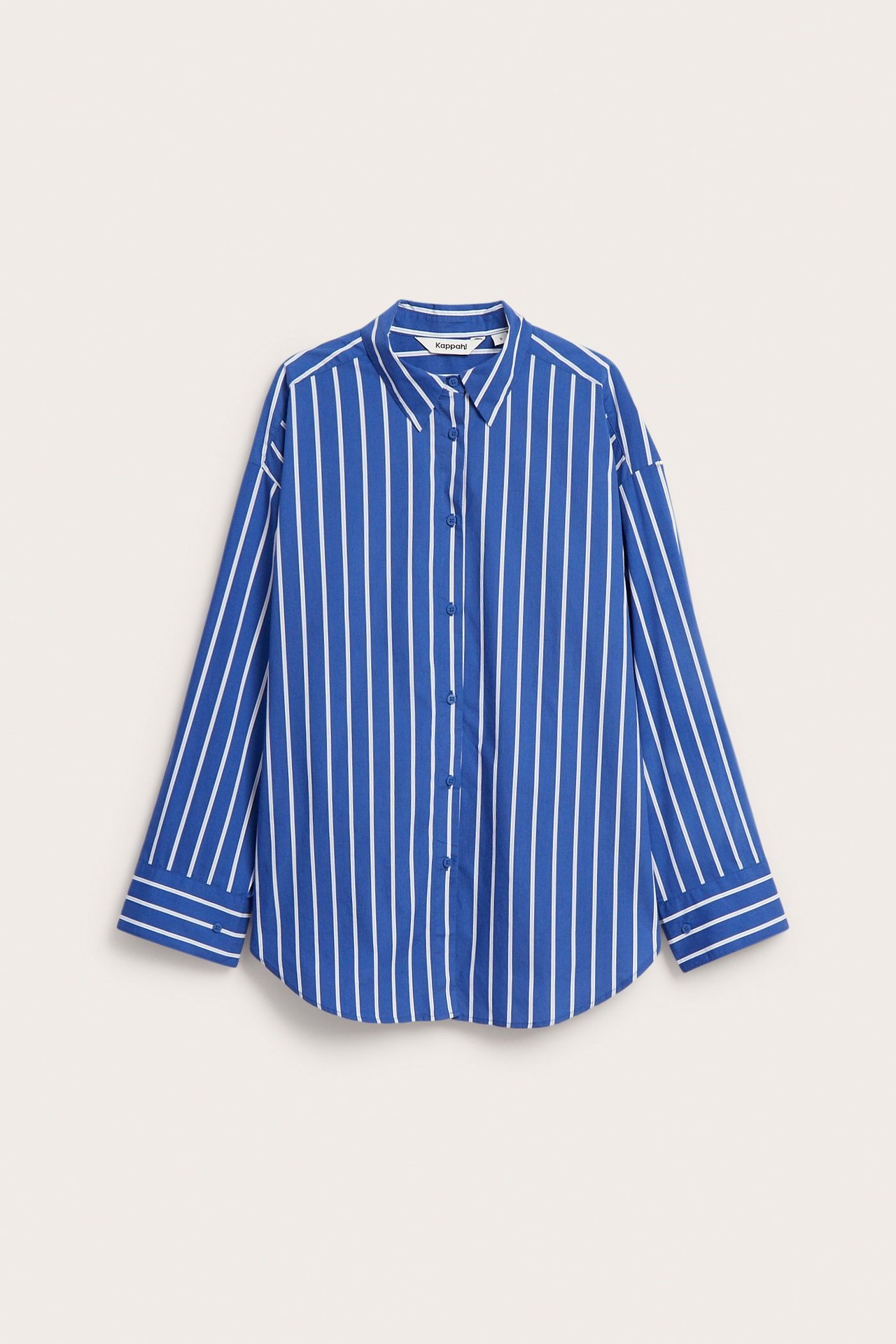 Frontvisning av en blåhvitstripet dame poplinskjorte i bomull med knapping og lange ermer.
