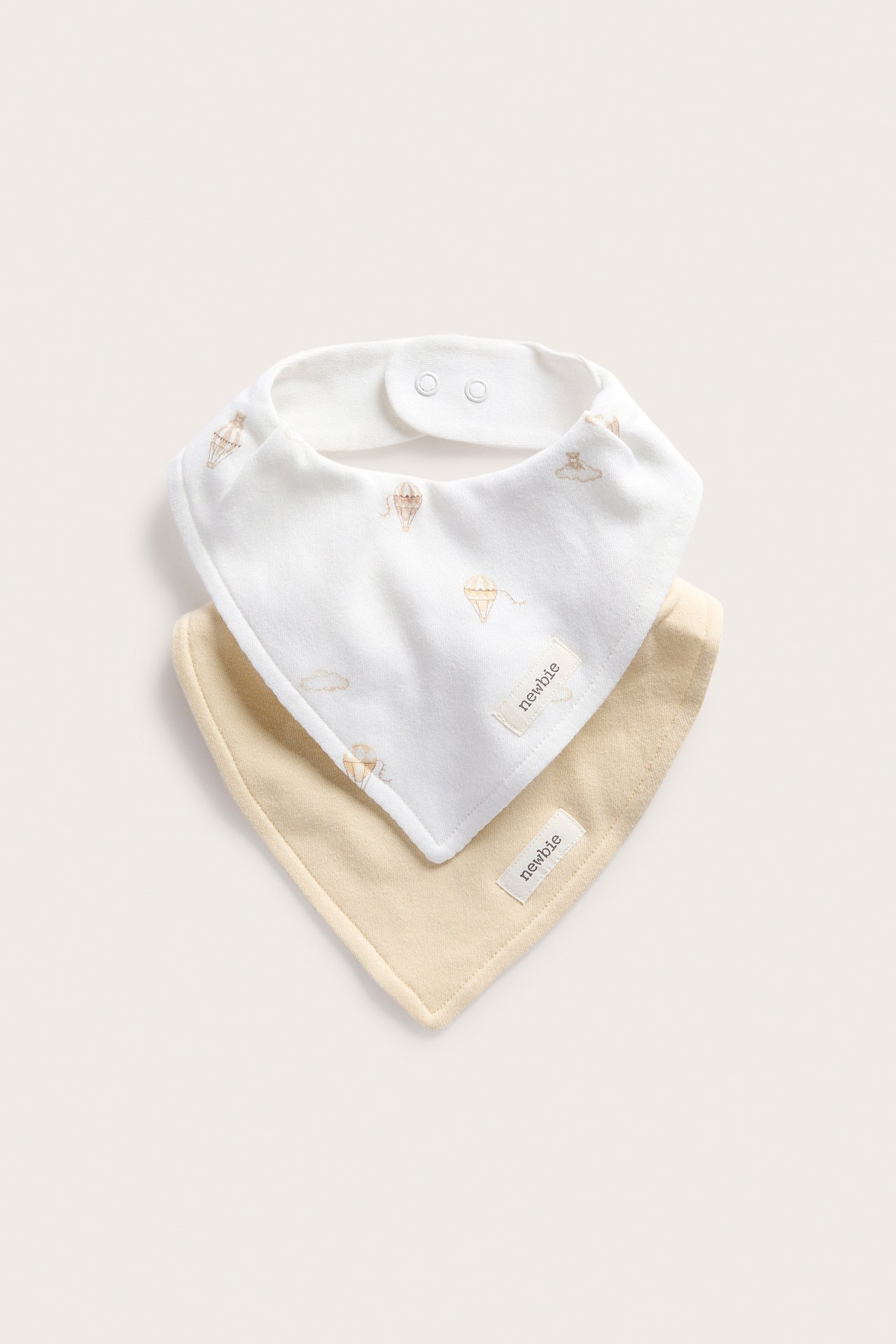 Frontvy: Två dregglisar. En offwhite med luftballonger, en ljusgul, båda med tryckknappar.