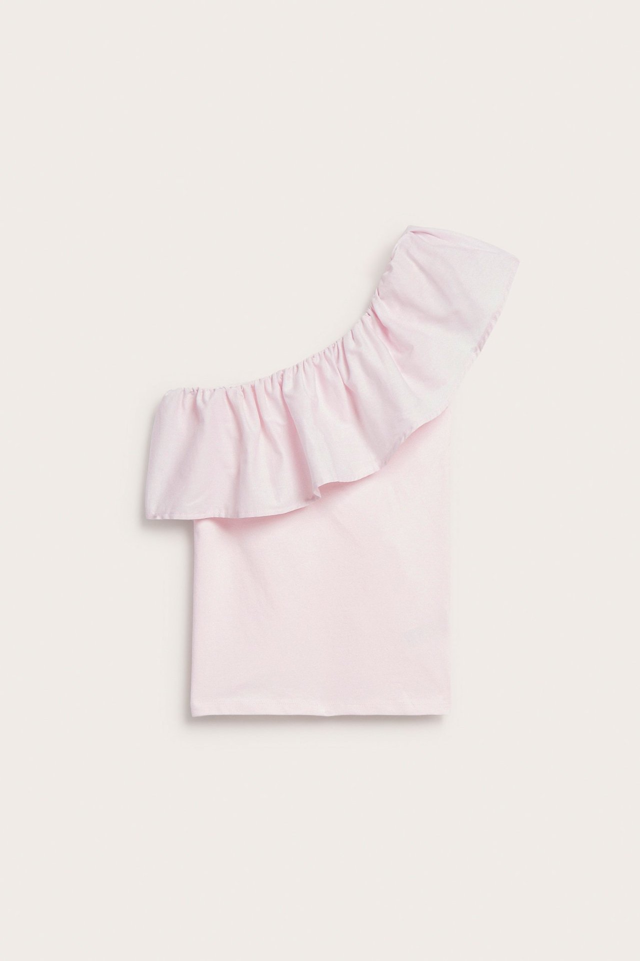 Widok z przodu różowego bawełnianego topu z jednym ramieniem i falbanką.