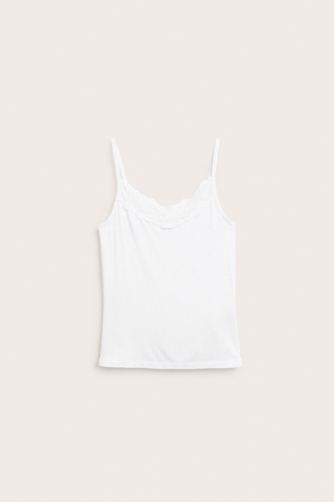 Widok z przodu białej koszulki na ramiączkach z koronkowym wykończeniem dekoltu.