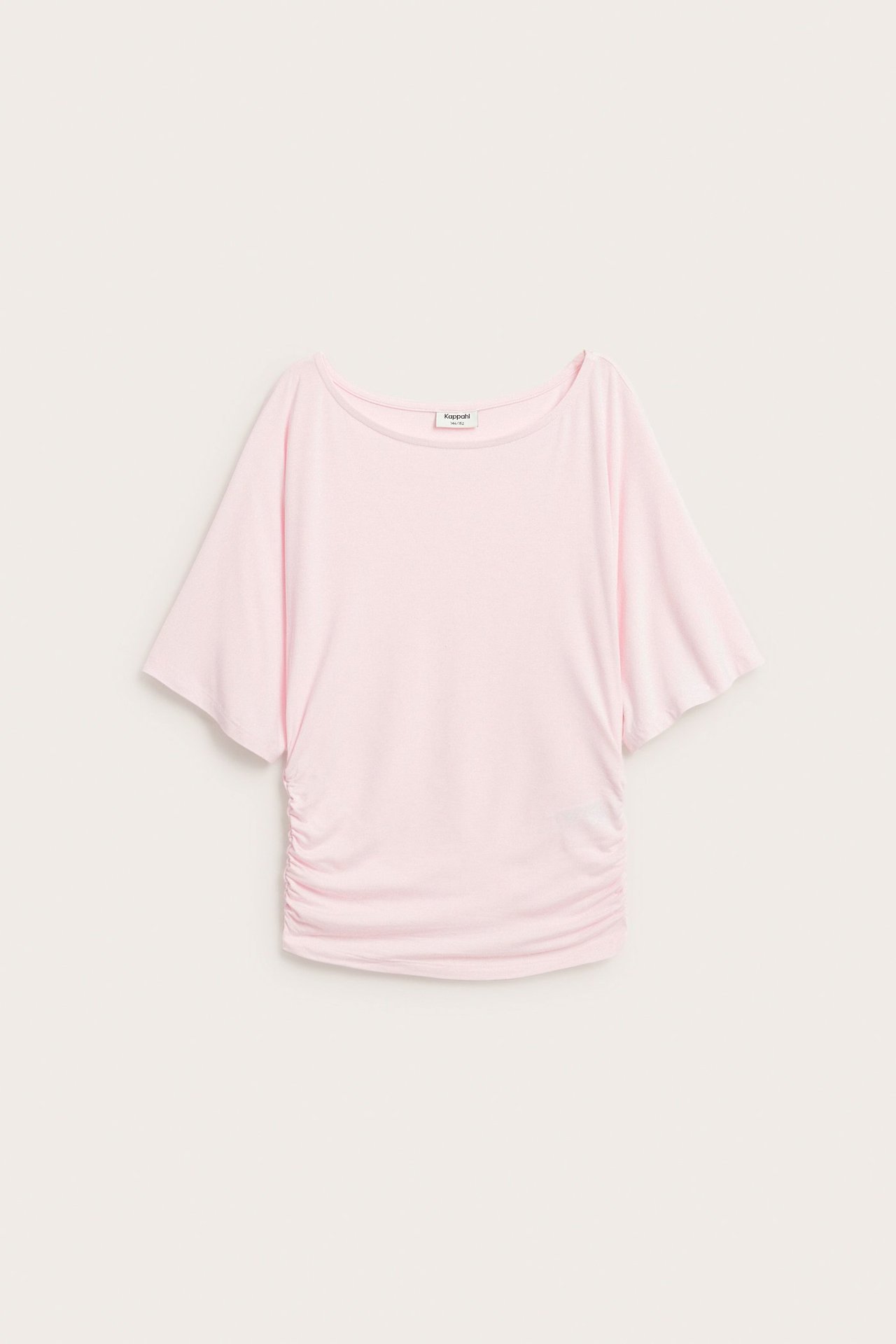 Framifrån, ljusrosa draperad topp med fjärilsärm och rynkade detaljer vid den tajta midjan.