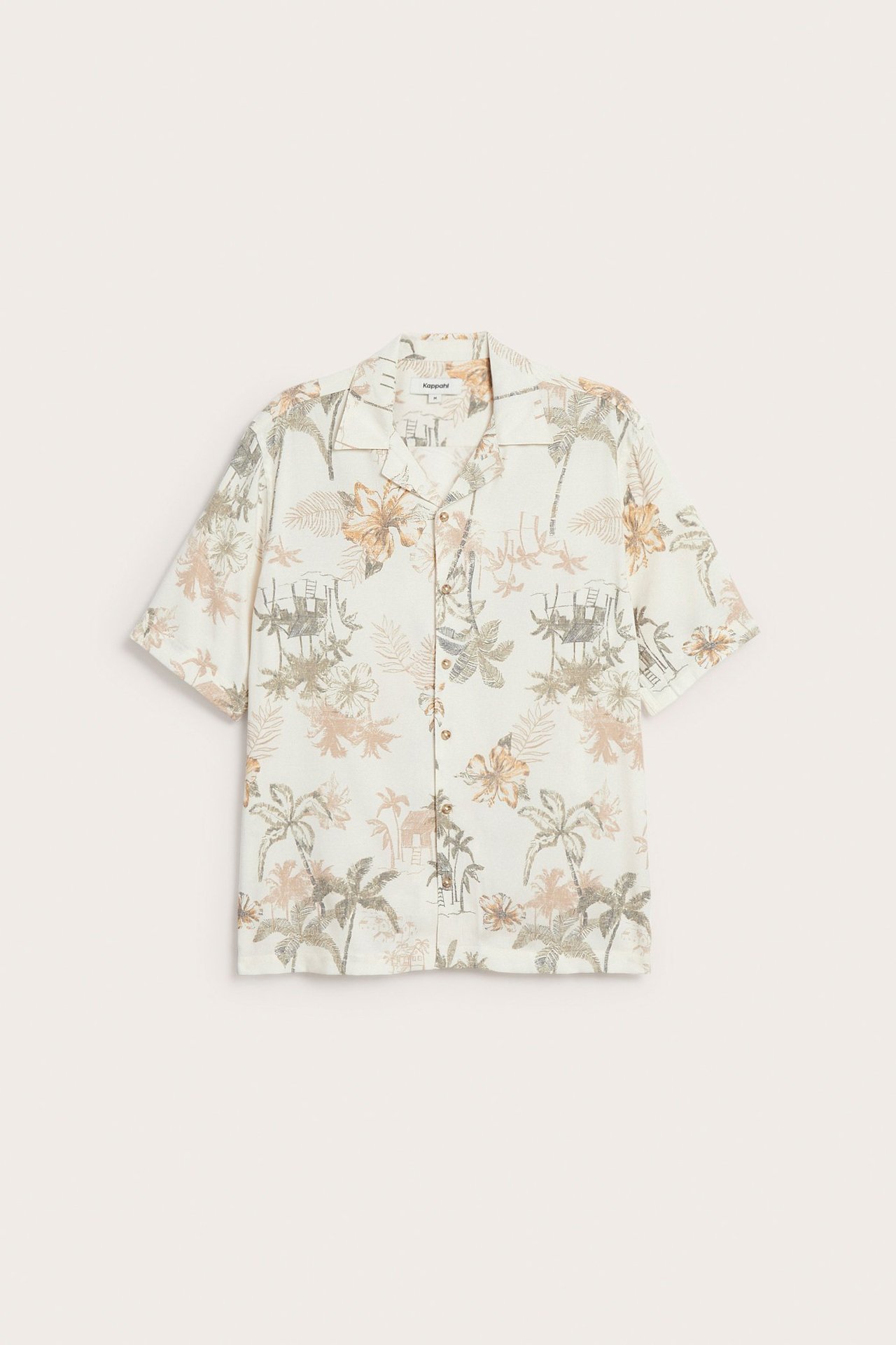 Framifrån: en ljusbeige herr-resortskjorta med kort ärm och tropiskt palmträdsmönster.