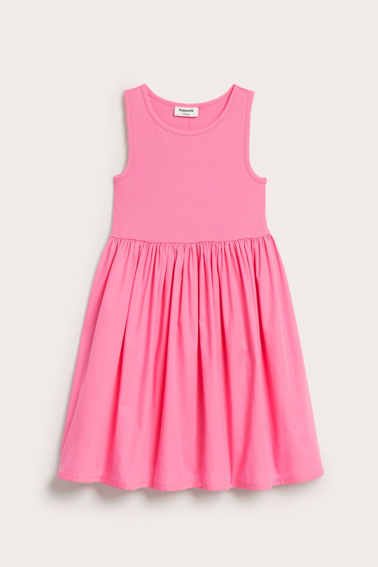Widok z przodu: Różowa sukienka bawełniana bez rękawów z dżersejową górą i marszczoną spódnicą.
