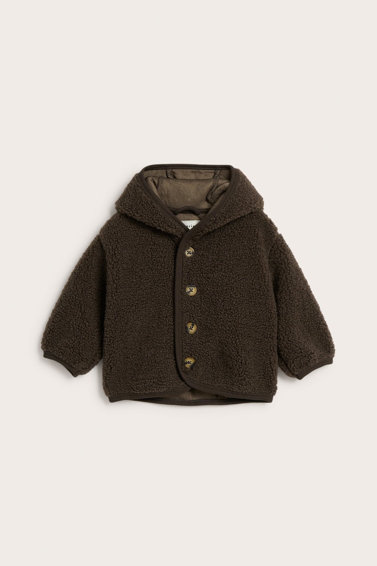 Widok z przodu, brązowa kurtka dziecięca z kapturem z polaru typu sherpa z czterema guzikami.